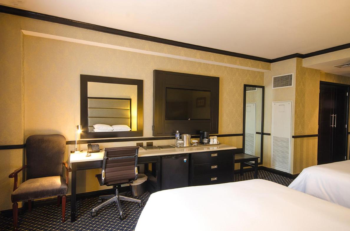 Double Room with Two Double Beds - Photo 2
