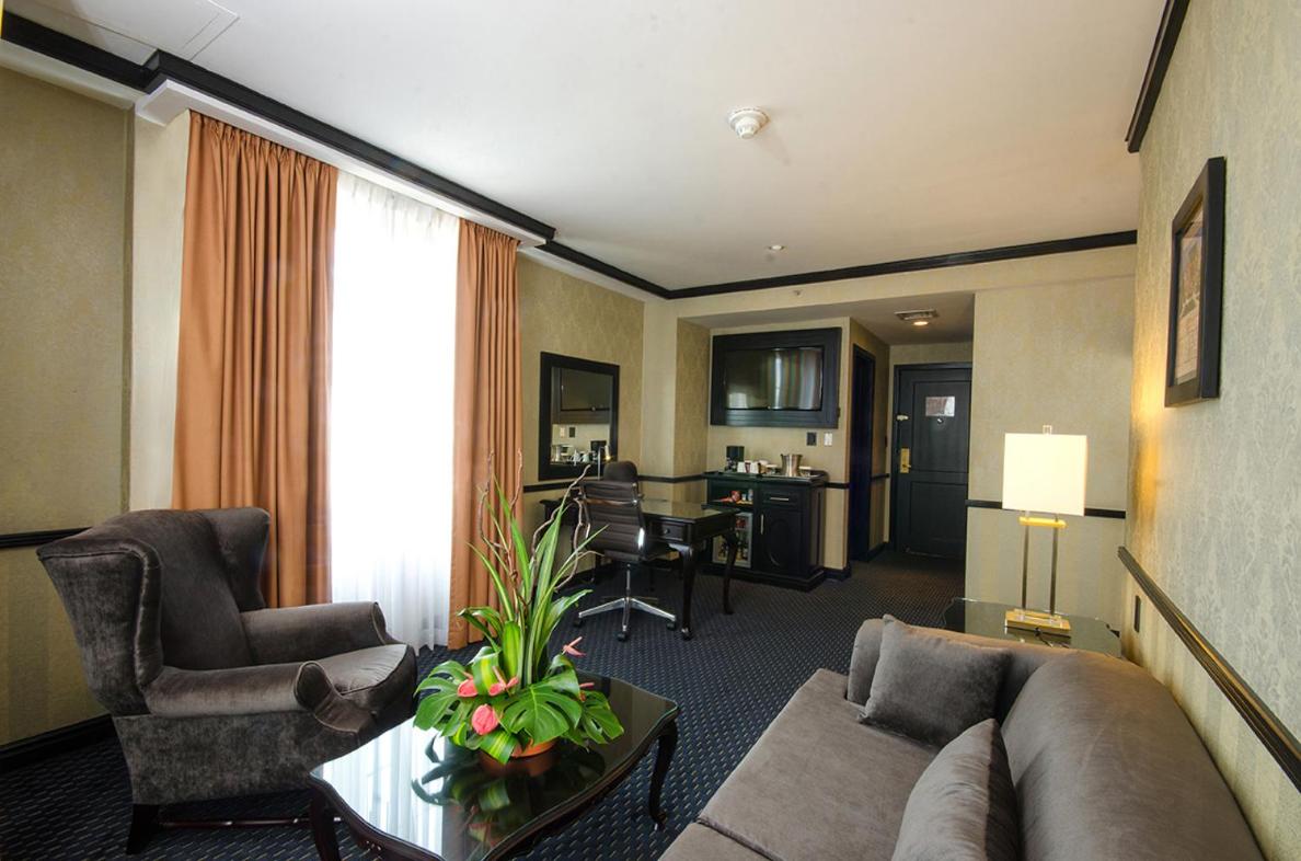 Junior King Suite with Seating Area - Photo 3