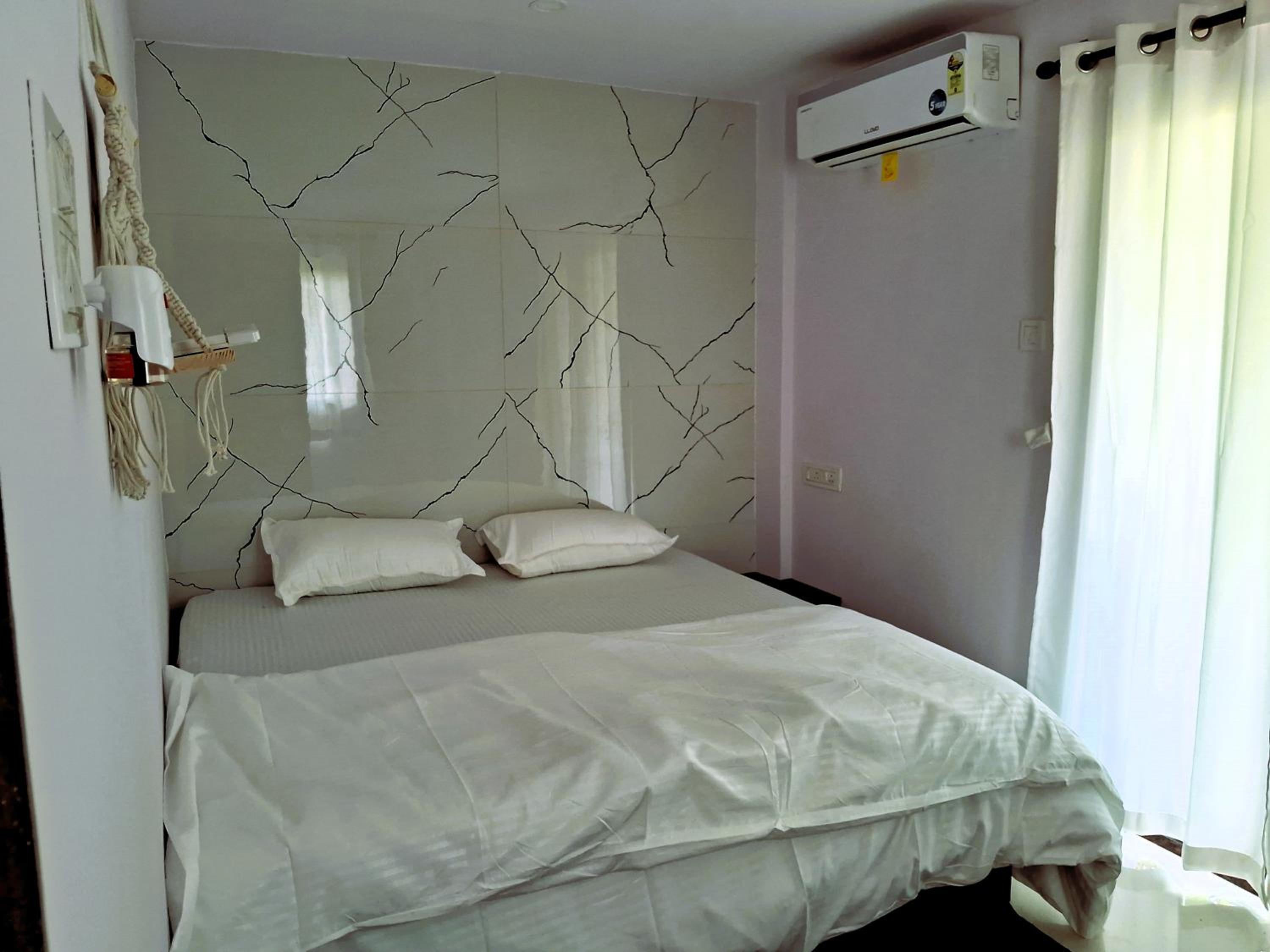 One-Bedroom Apartment With Balcony And Mountain View   photo 1