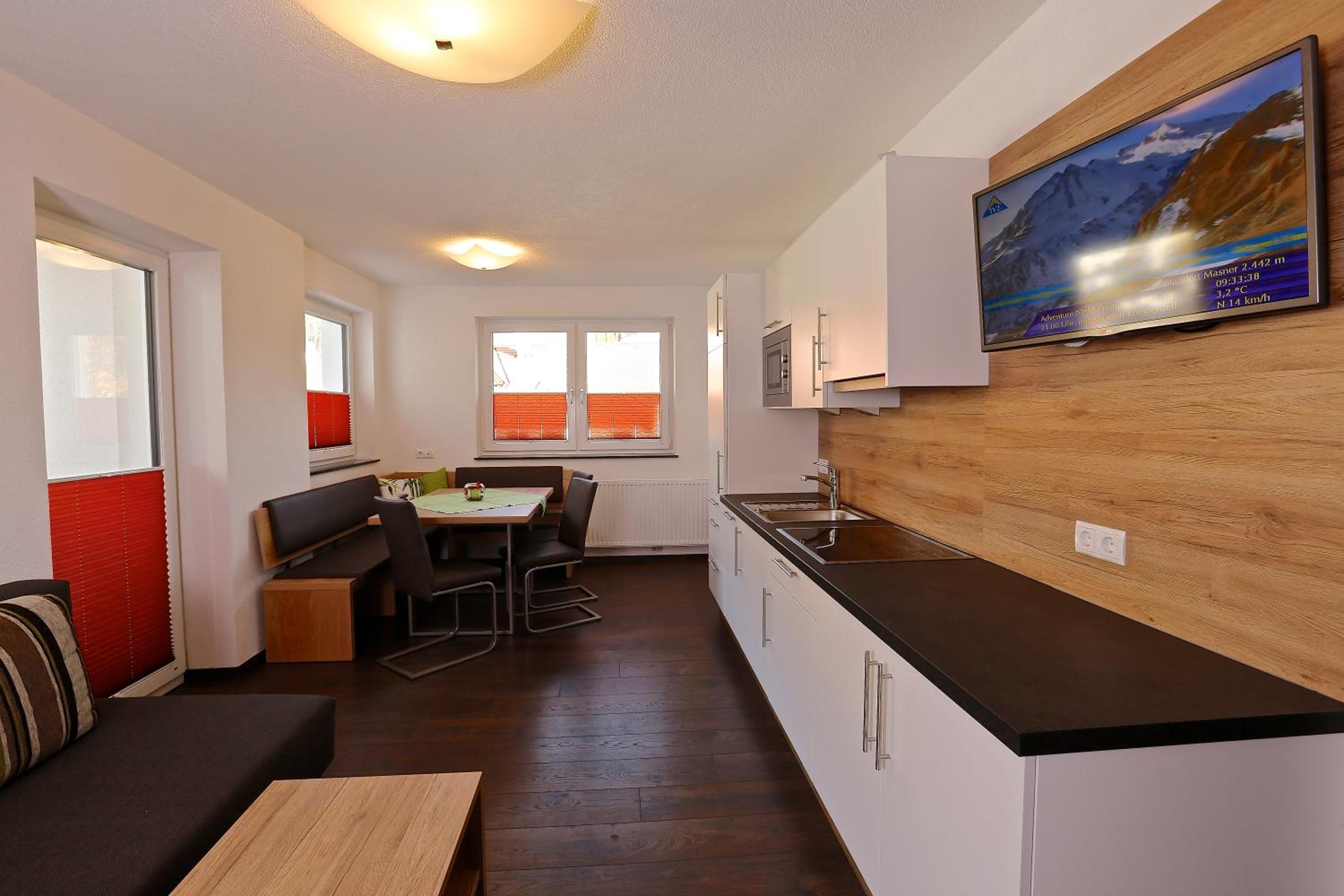 Apartment with Balcony photo 3