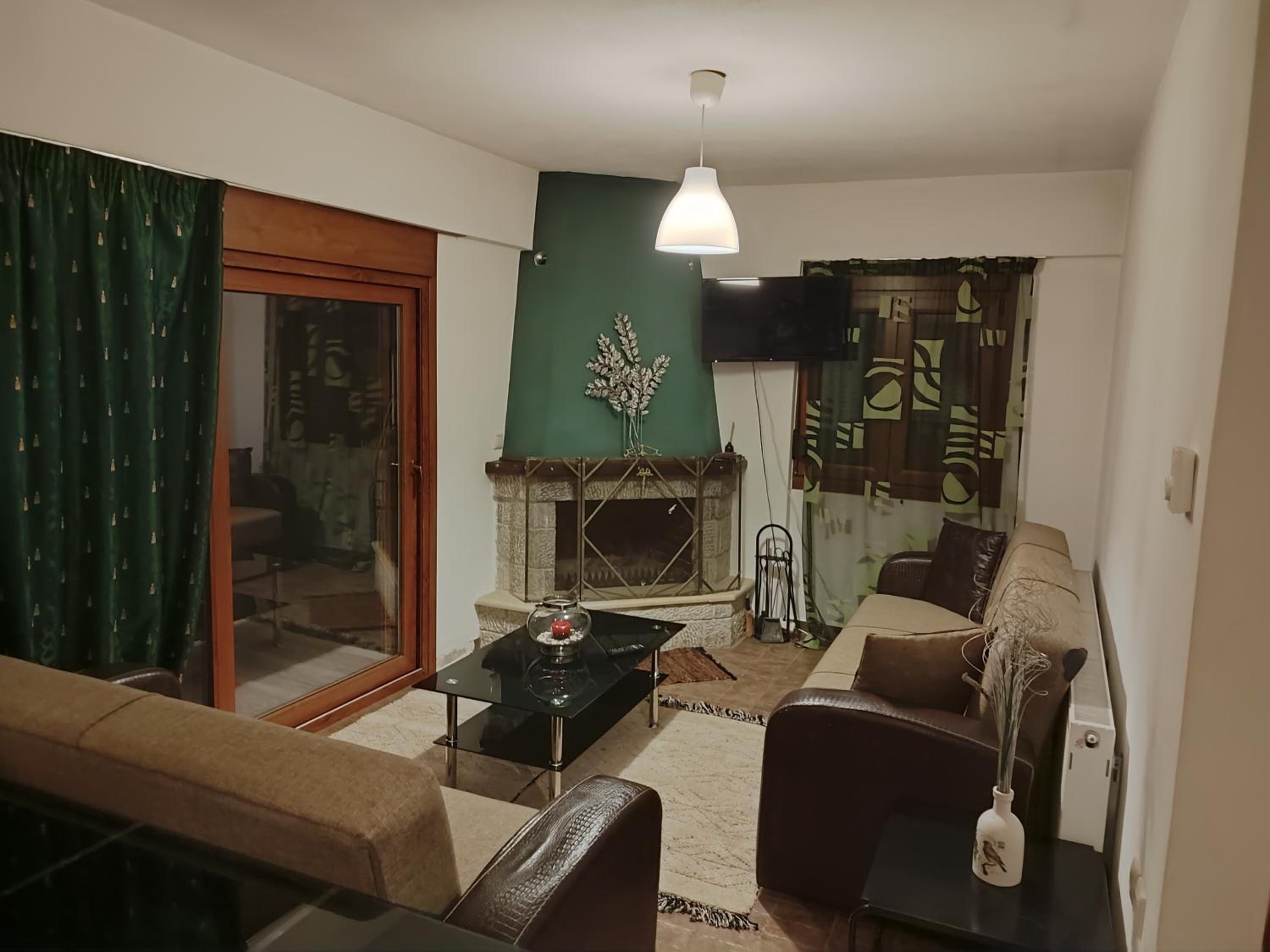 One-Bedroom Apartment with Balcony and Mountain View   photo 1