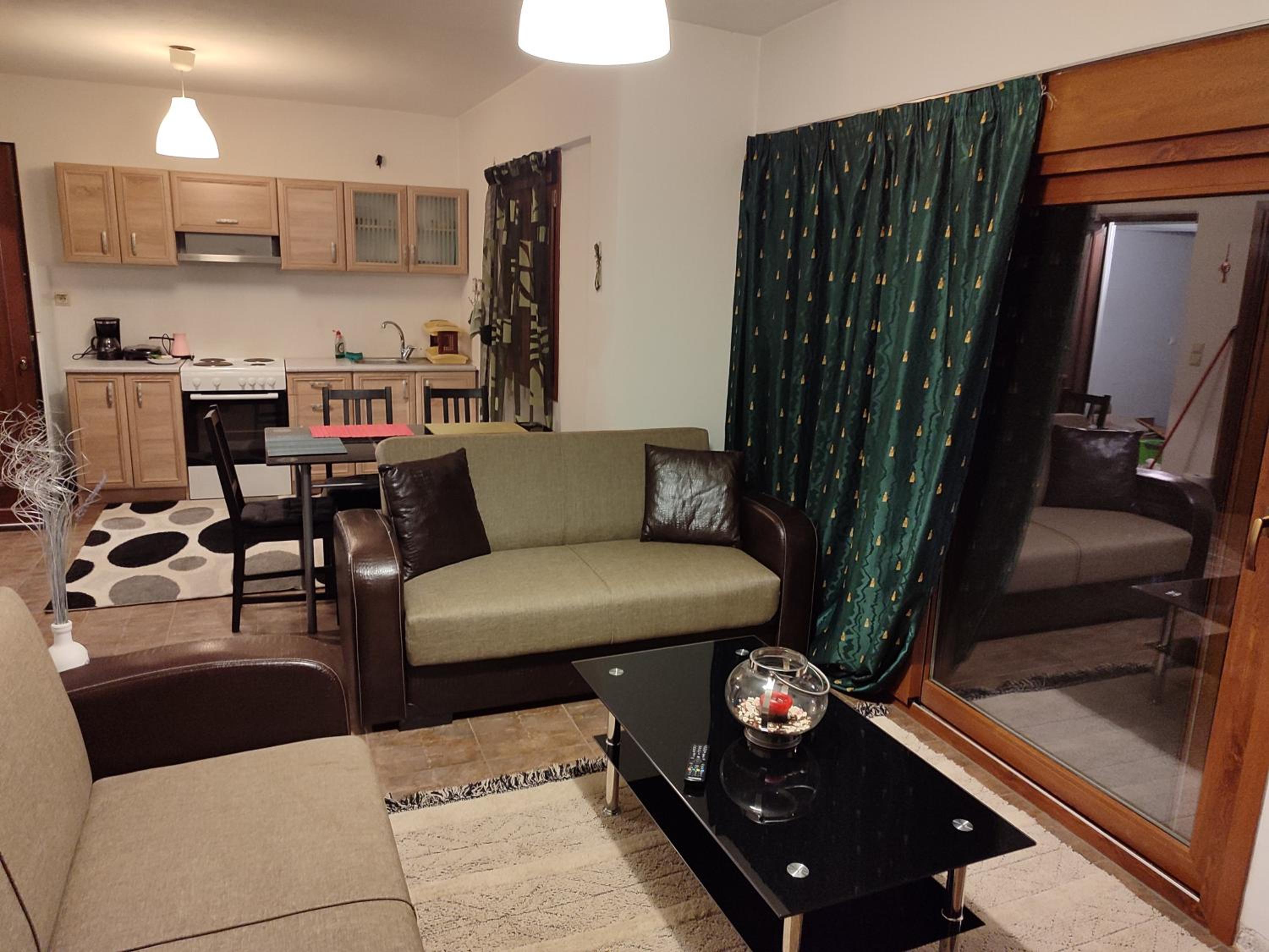 One-Bedroom Apartment with Balcony and Mountain View   photo 2