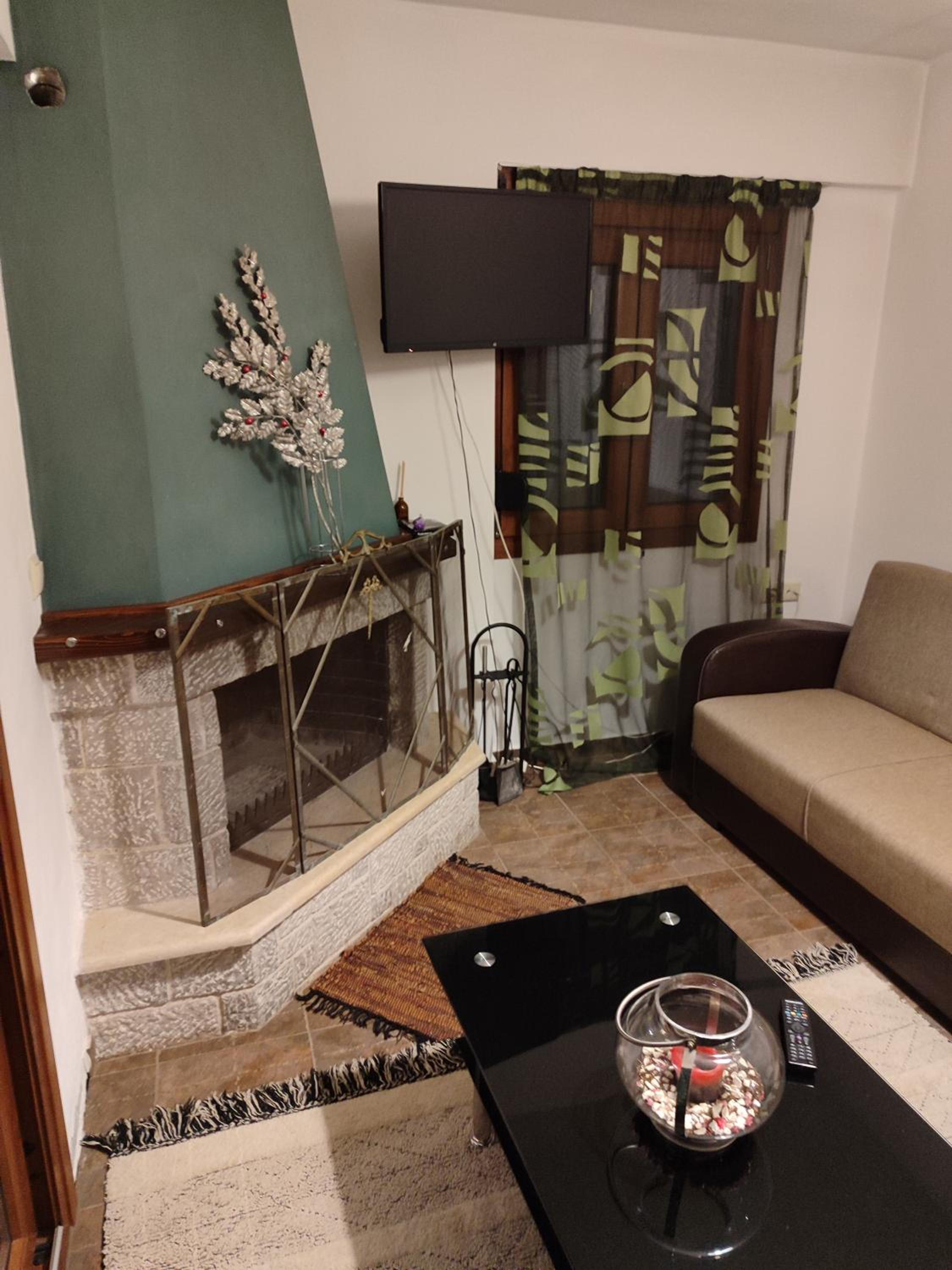 One-Bedroom Apartment with Balcony and Mountain View   photo 3