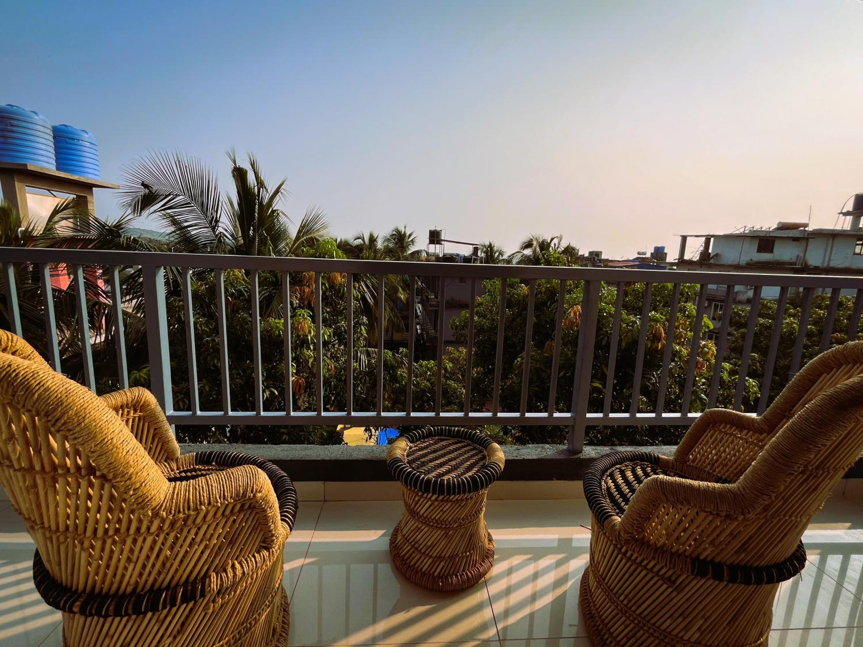 One-Bedroom Apartment With Balcony And Mountain View   photo 2