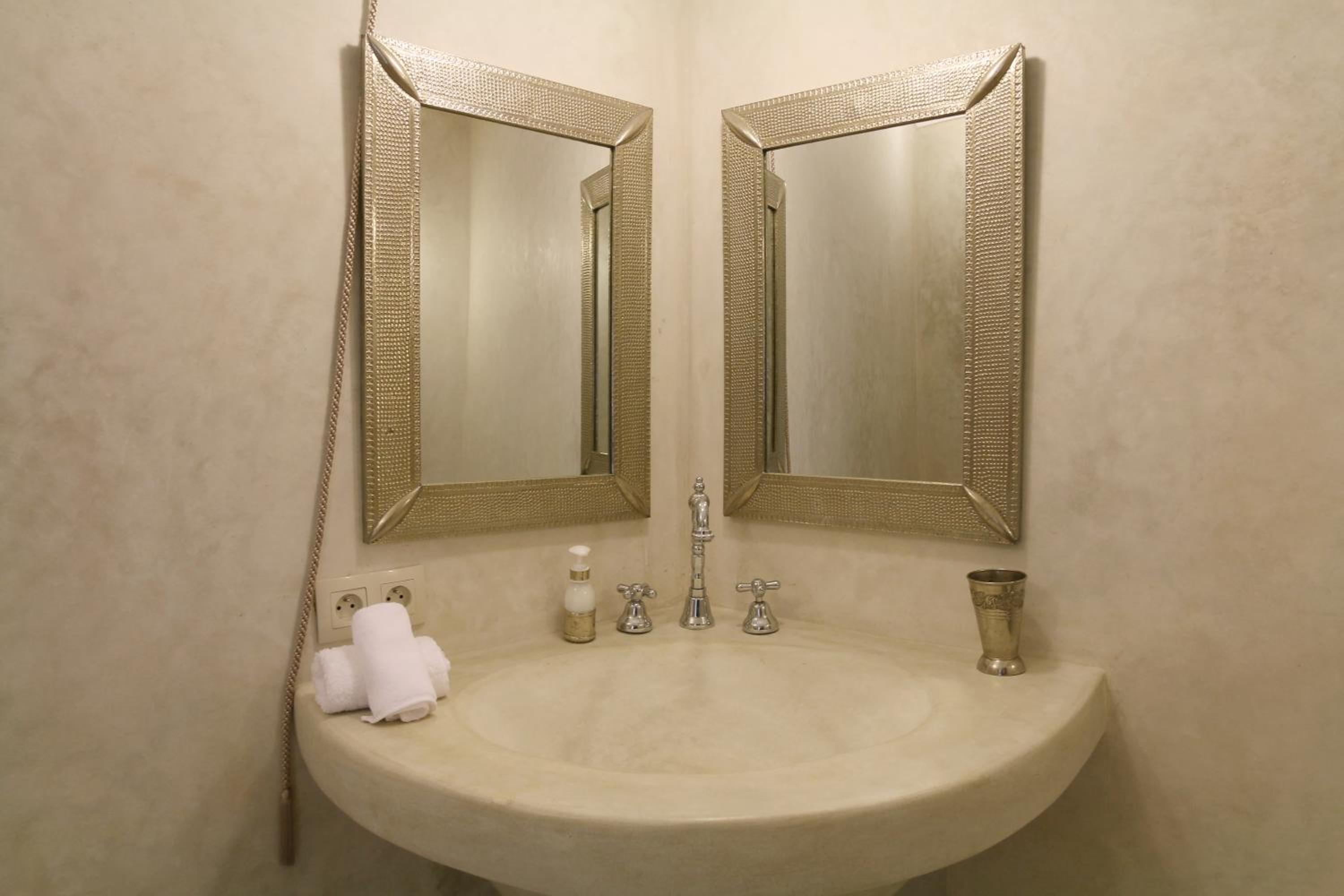 Standard Double Room - Photo 2