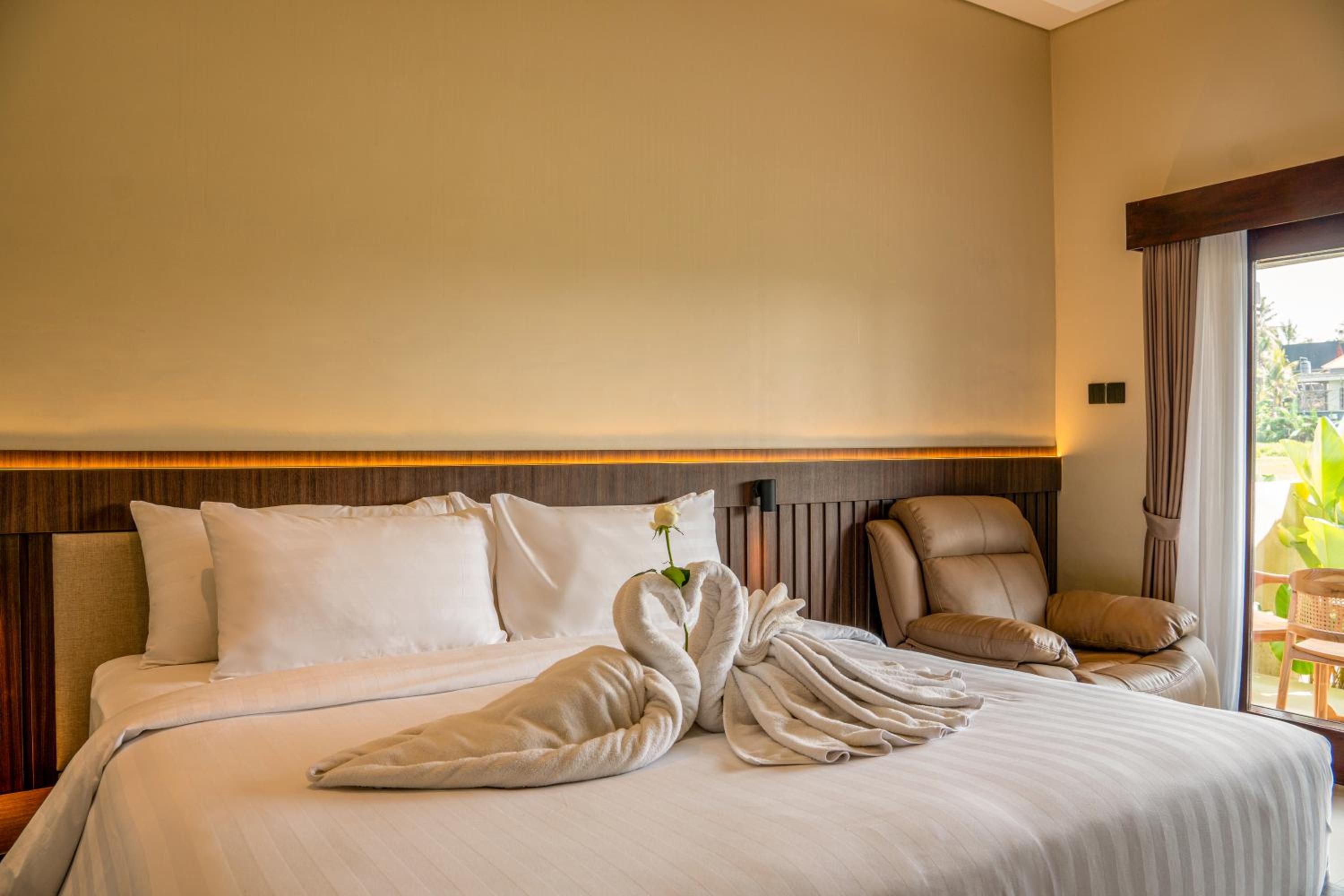 Deluxe King Room - Photo 10