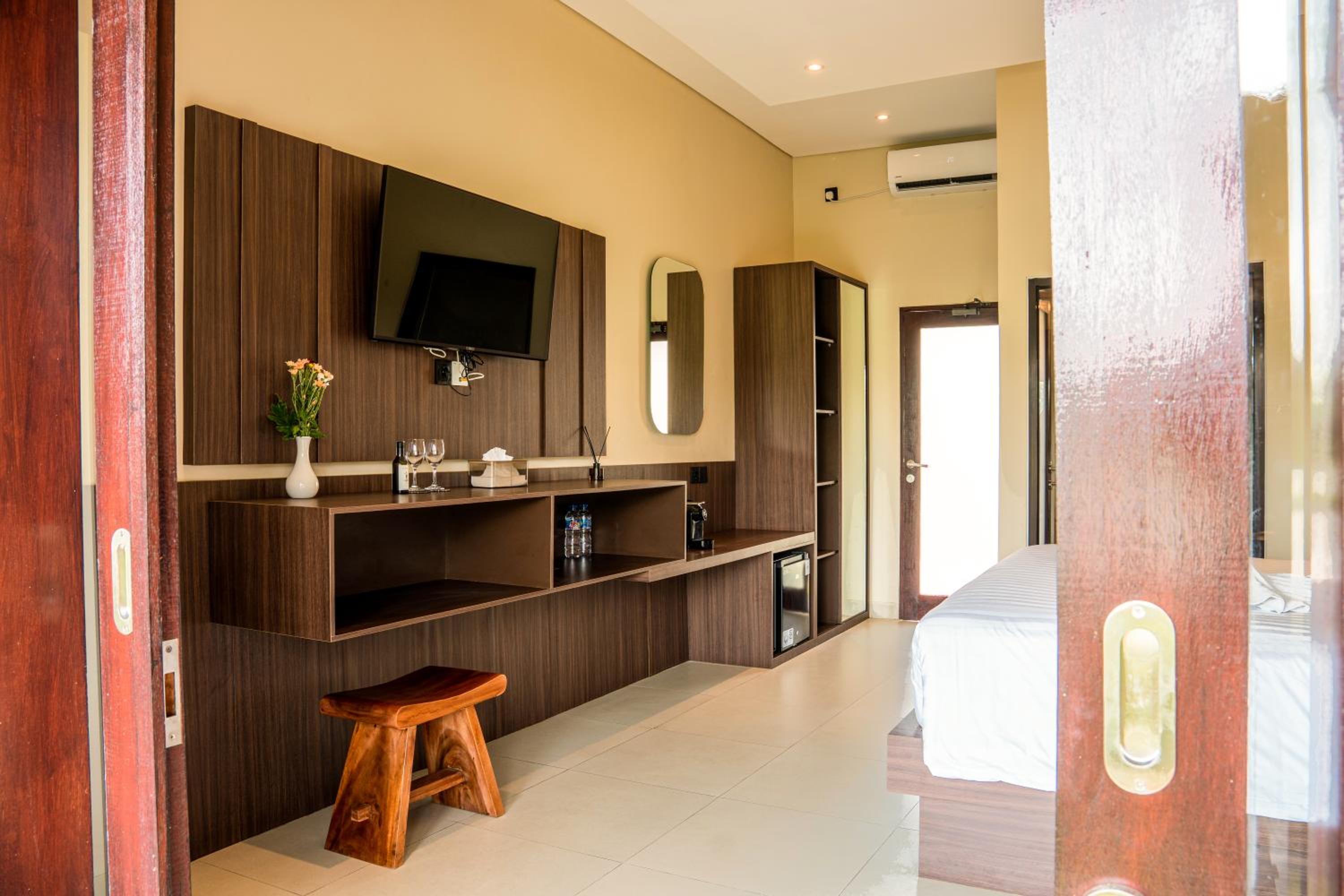 Deluxe King Room - Photo 7