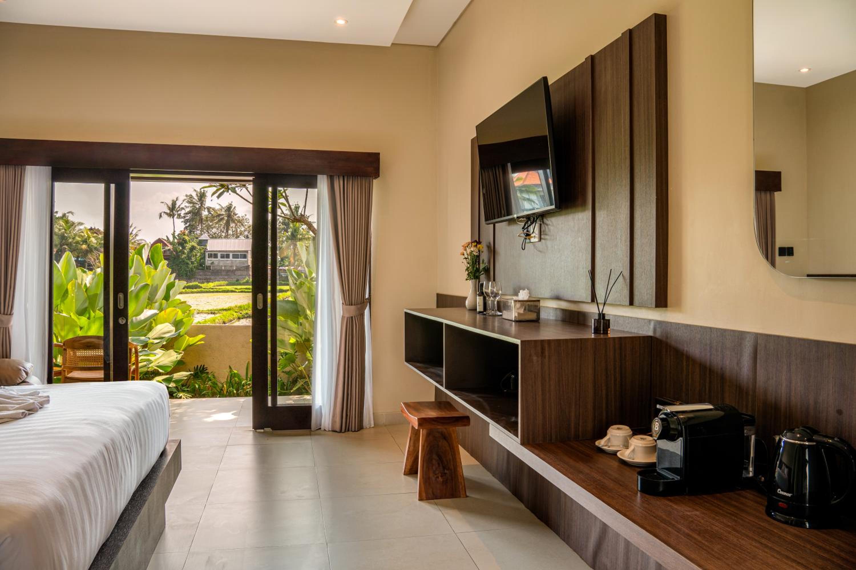 Deluxe King Room - Photo 8