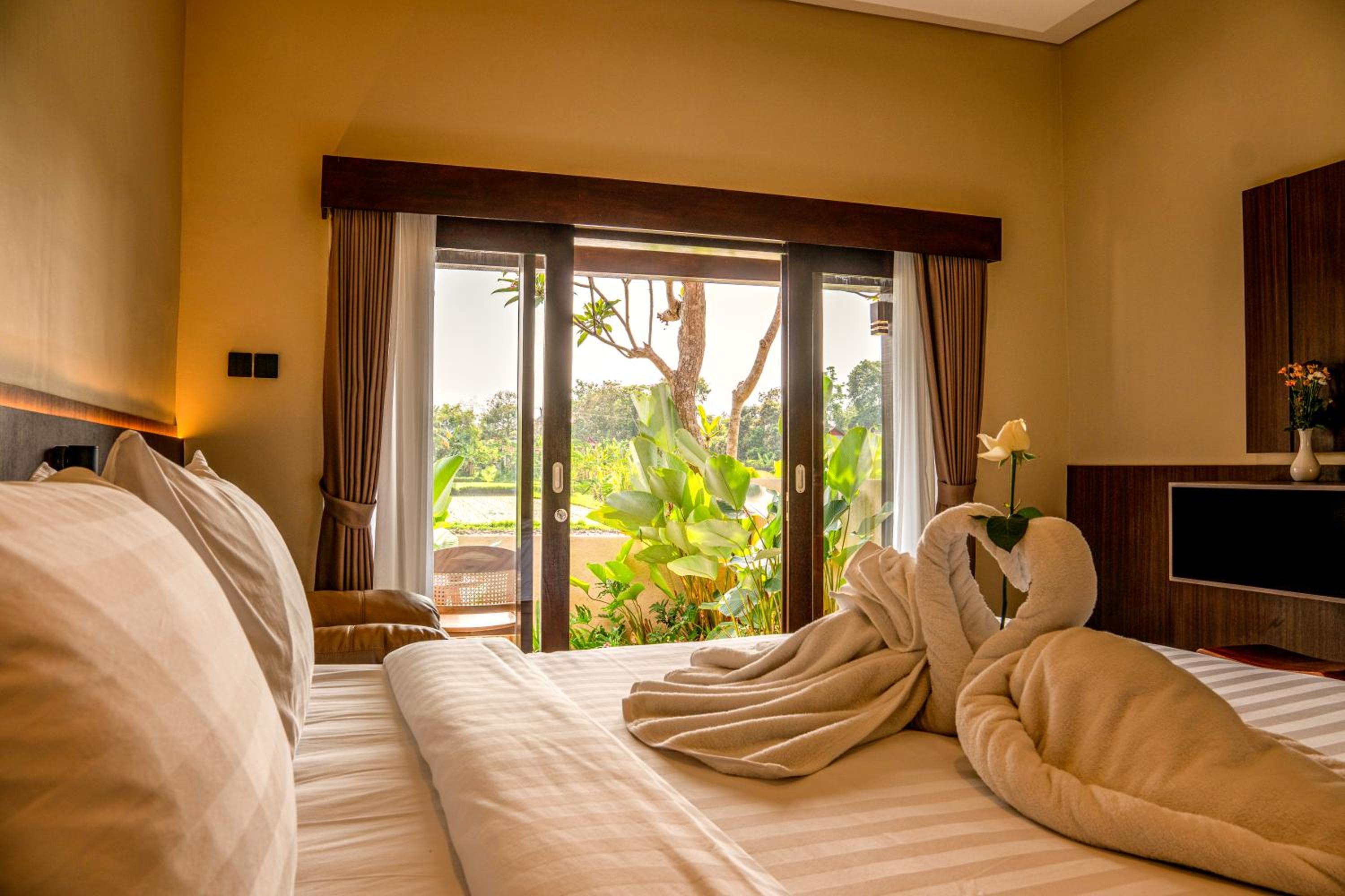 Deluxe King Room - Photo 9