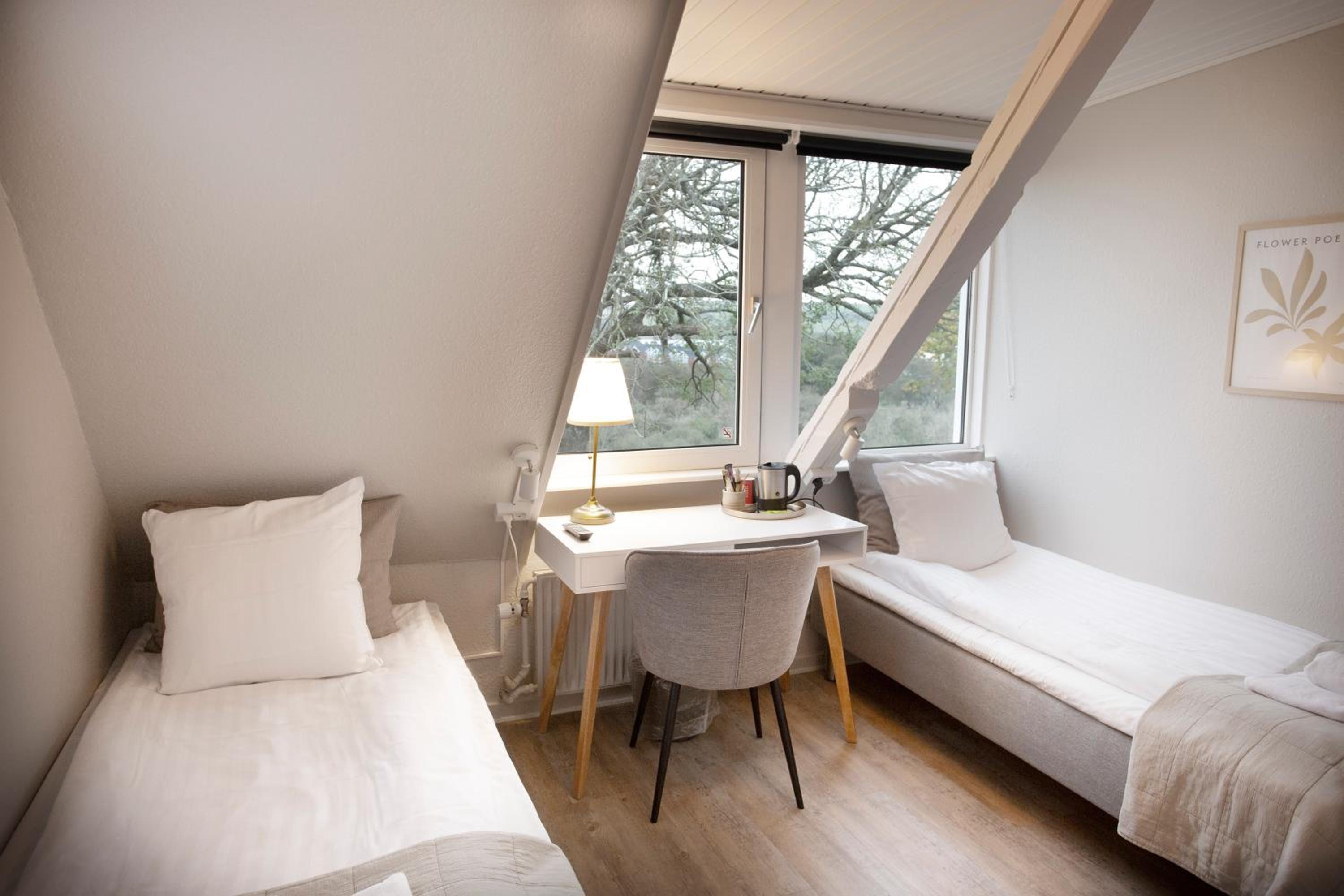 Twin Room - Photo 2