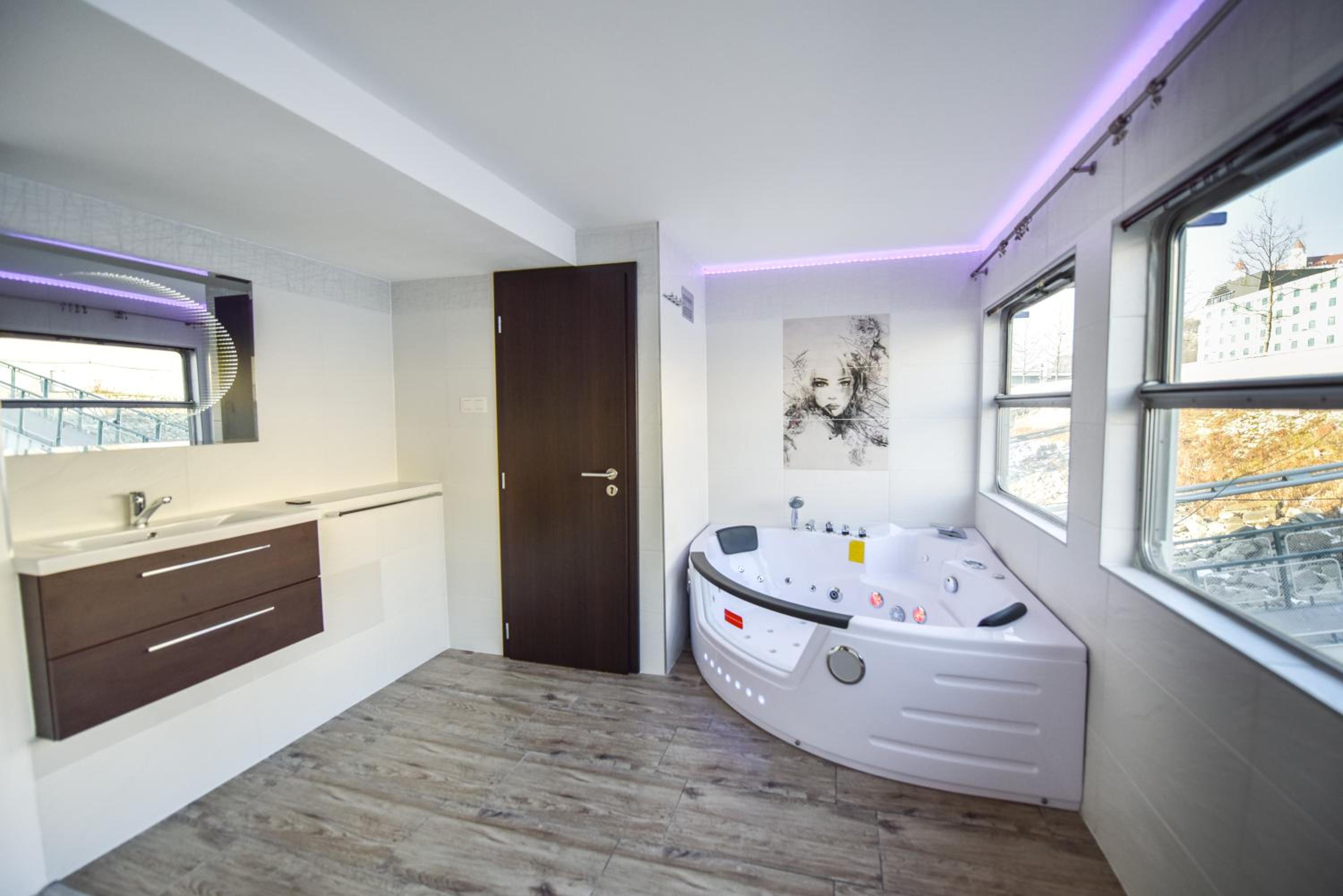 Double Room with Spa Bath photo 2