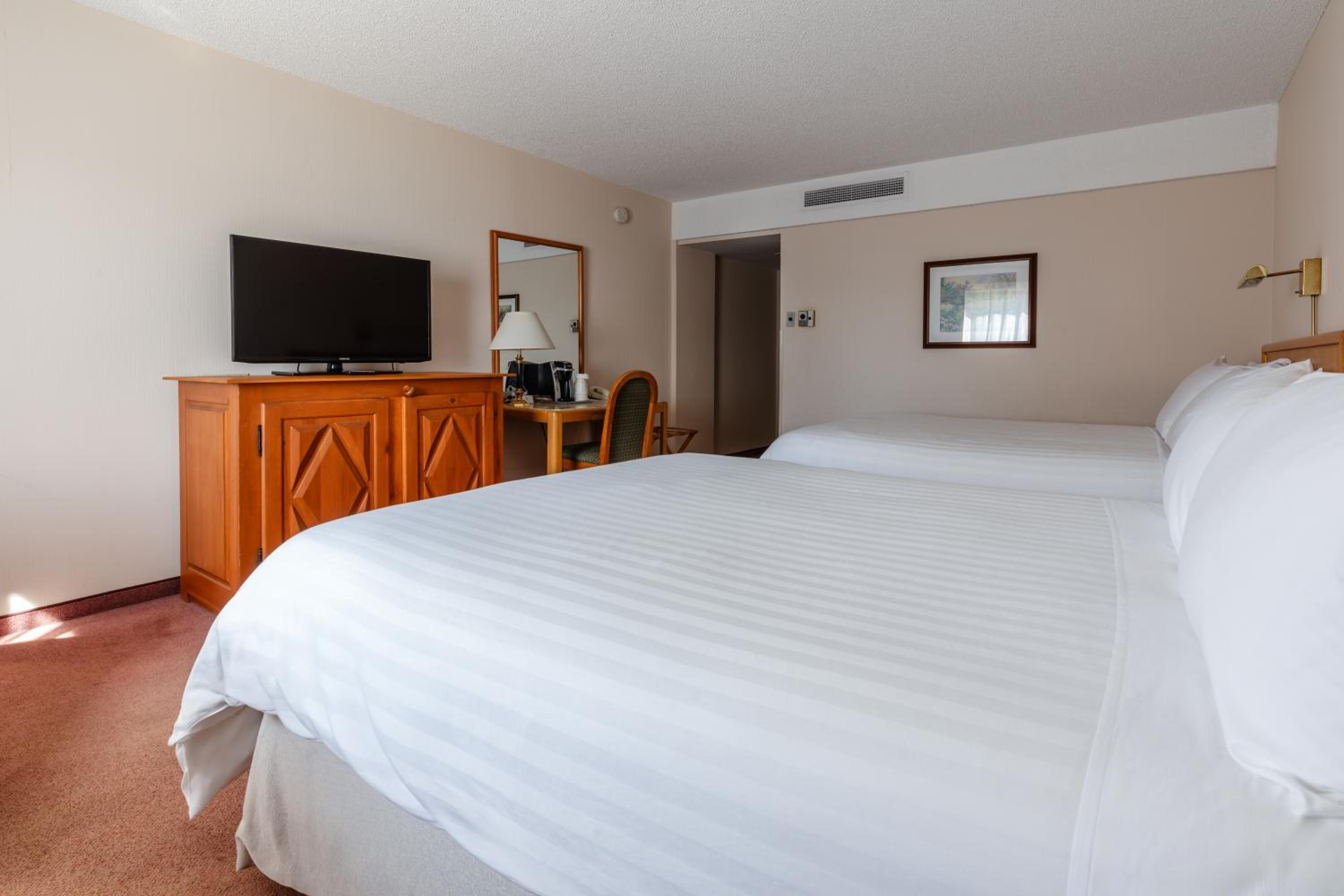 Classic Queen Room with Two Queen Beds - Photo 2