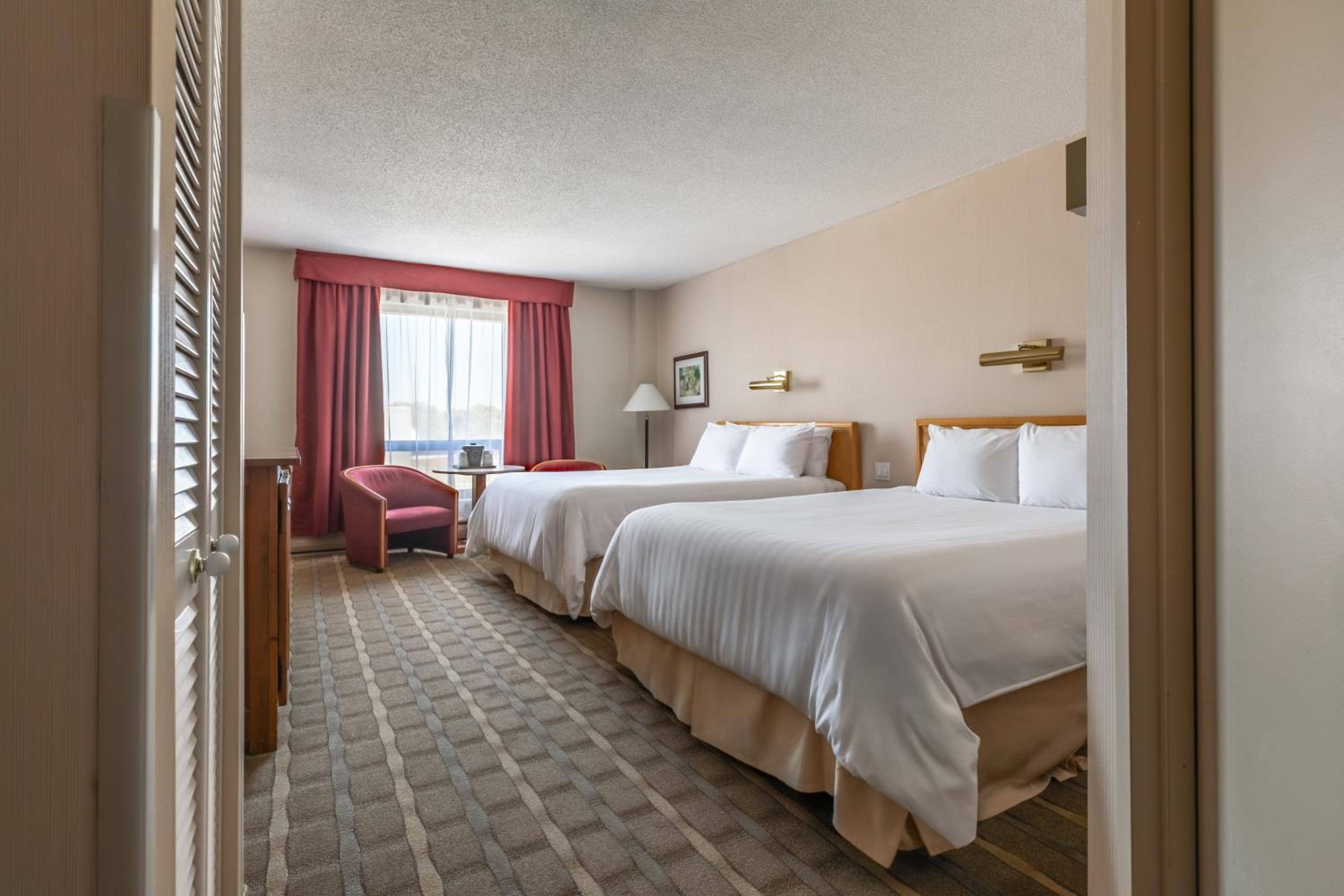 Business Queen Room with Two Queen Beds - Photo 1
