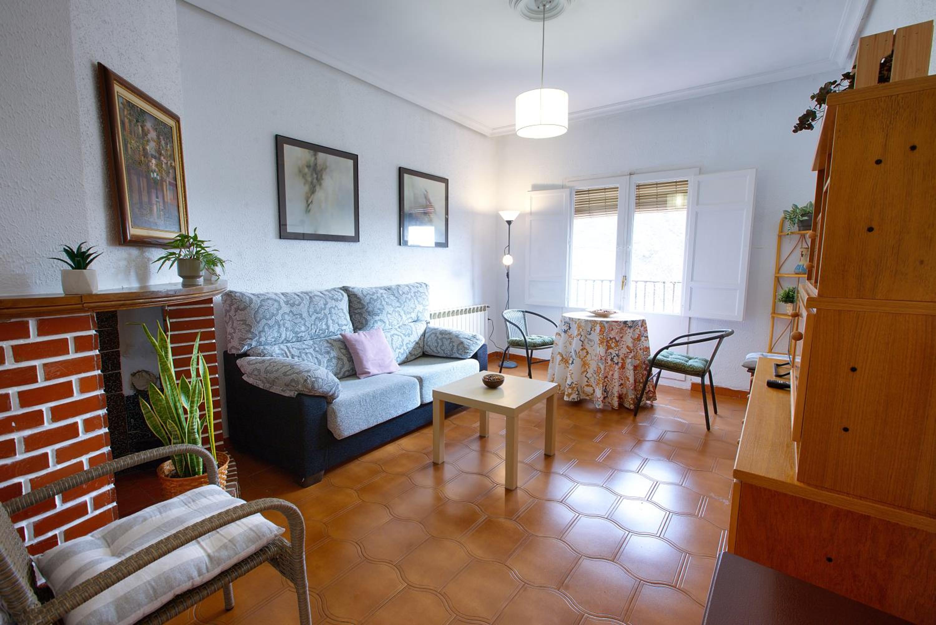 Apartamento de tres habitaciones con vista a la montaña