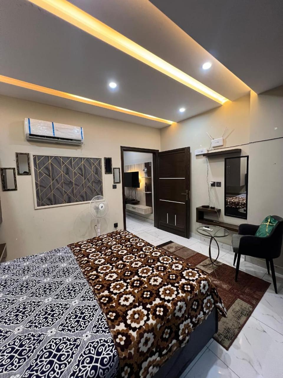 One-Bedroom Apartment photo 1
