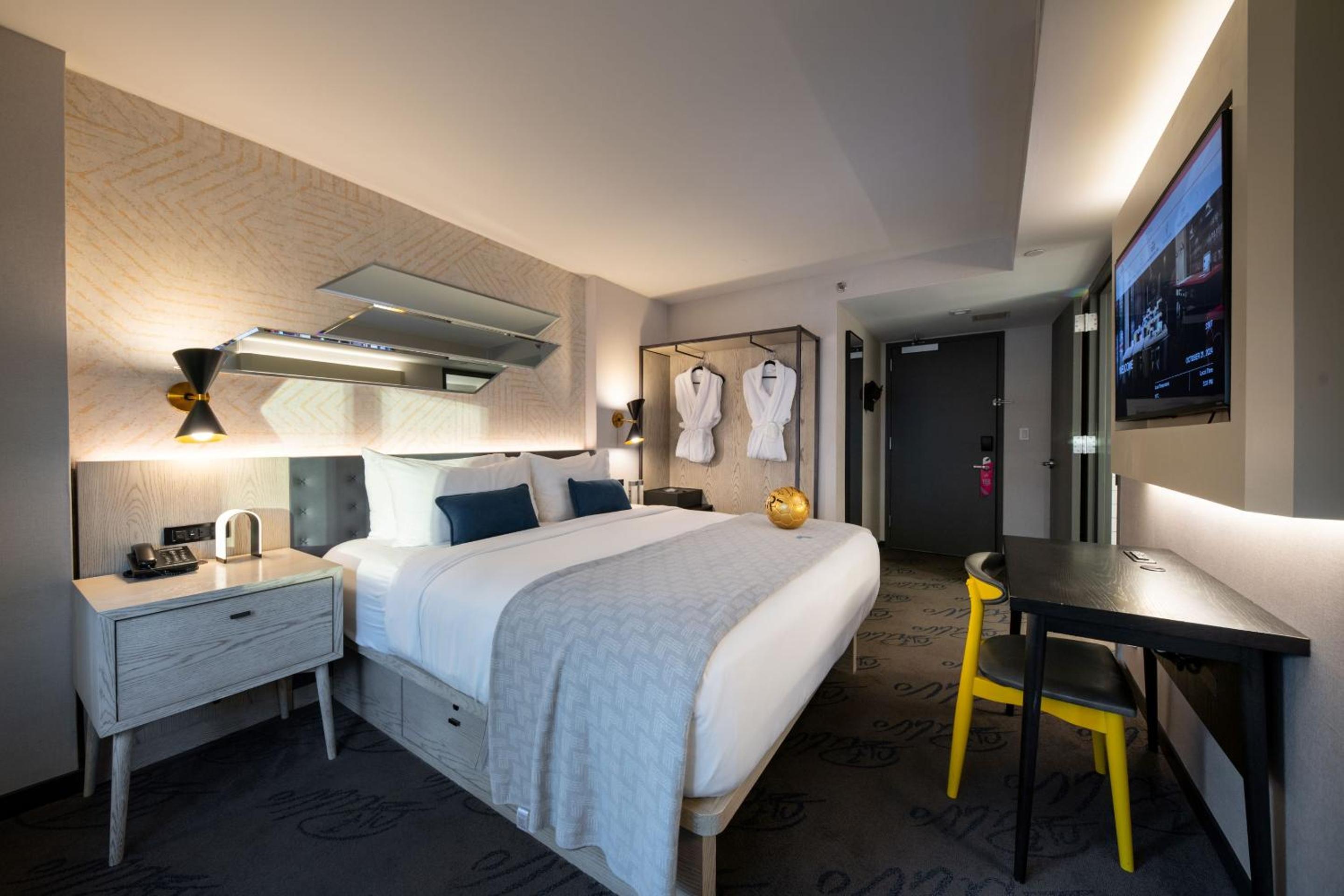 Deluxe King Room ADA thumbnail 5