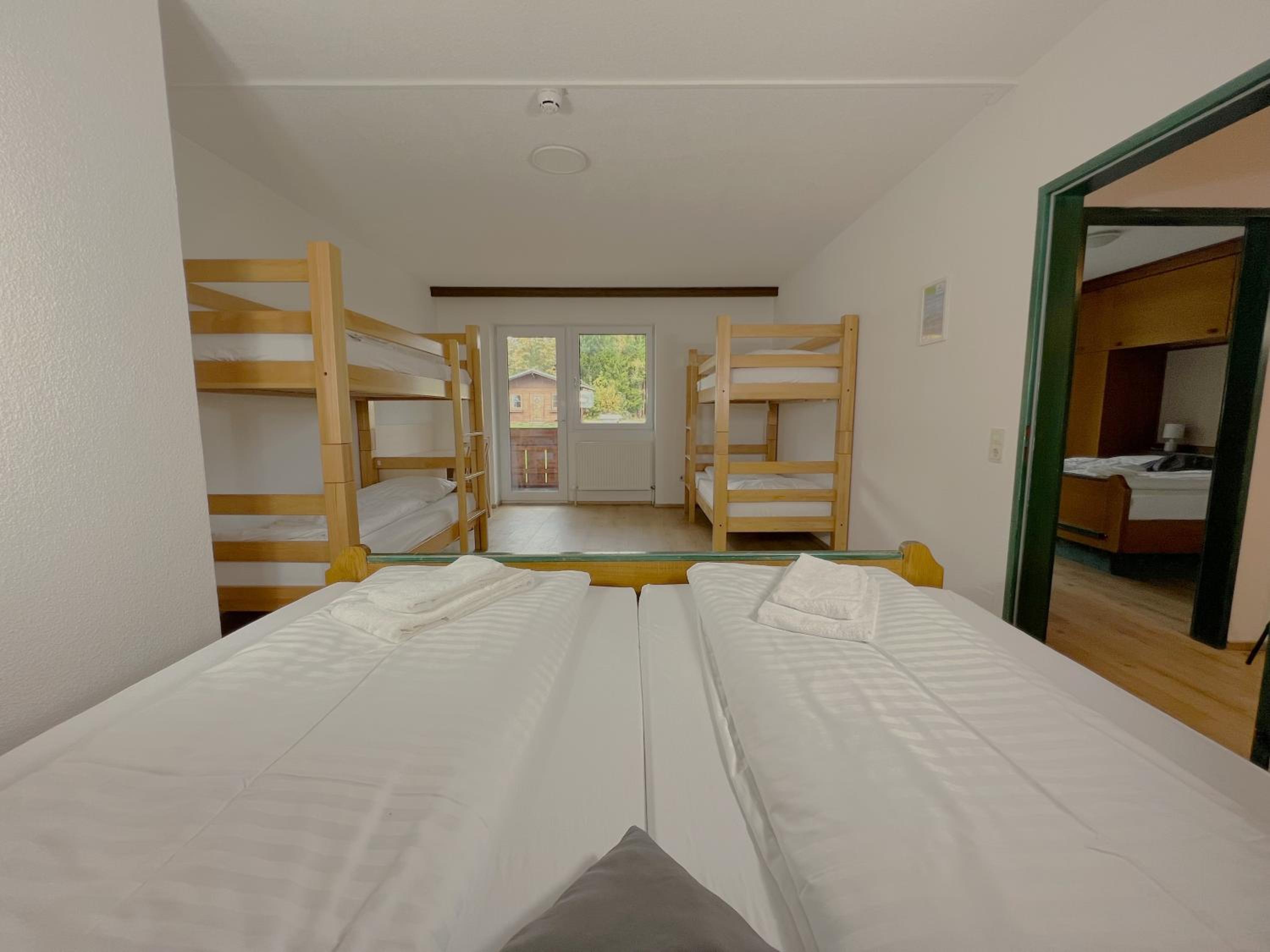 8-Bed Room photo 1