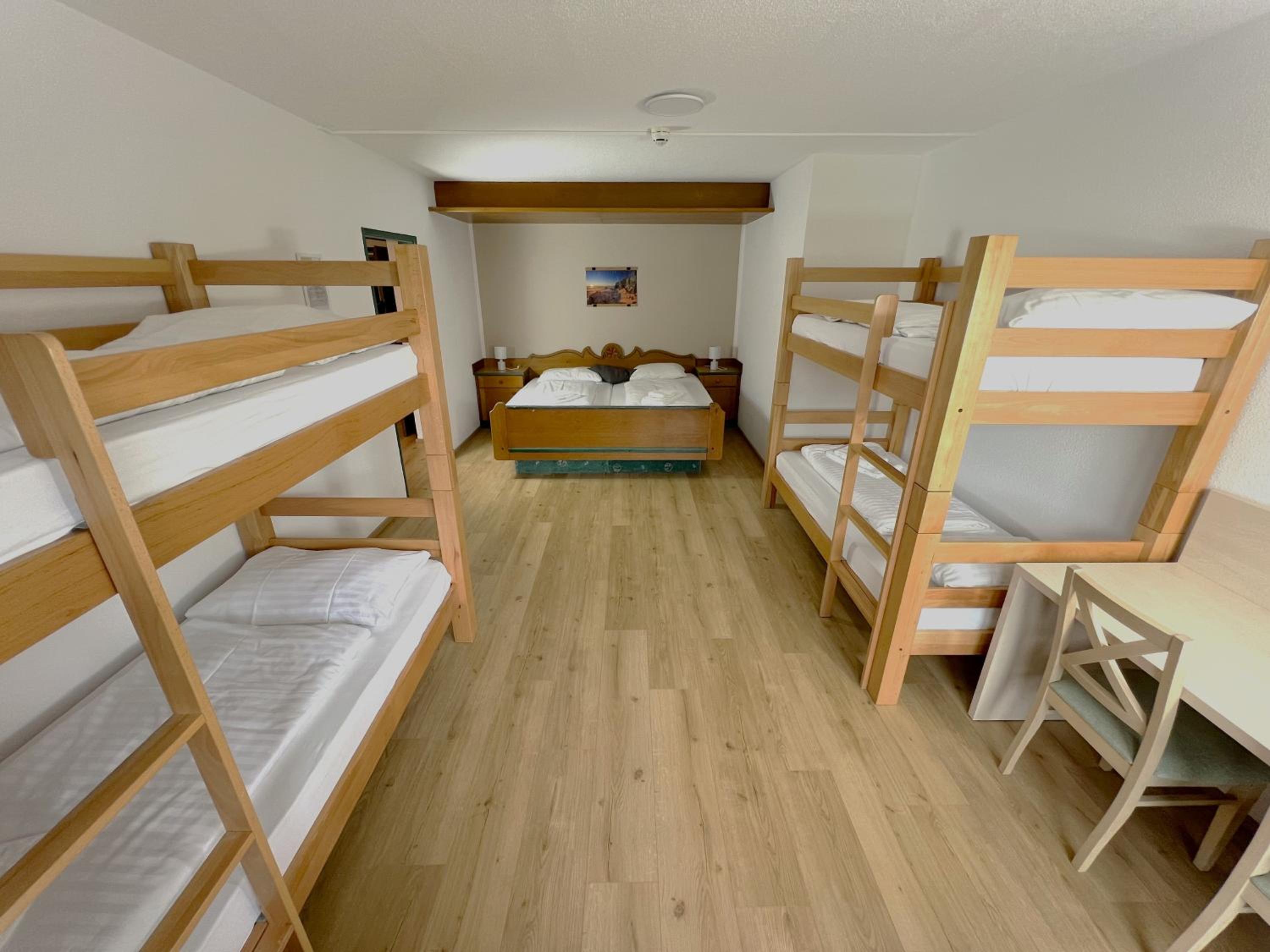 8-Bed Room photo 2