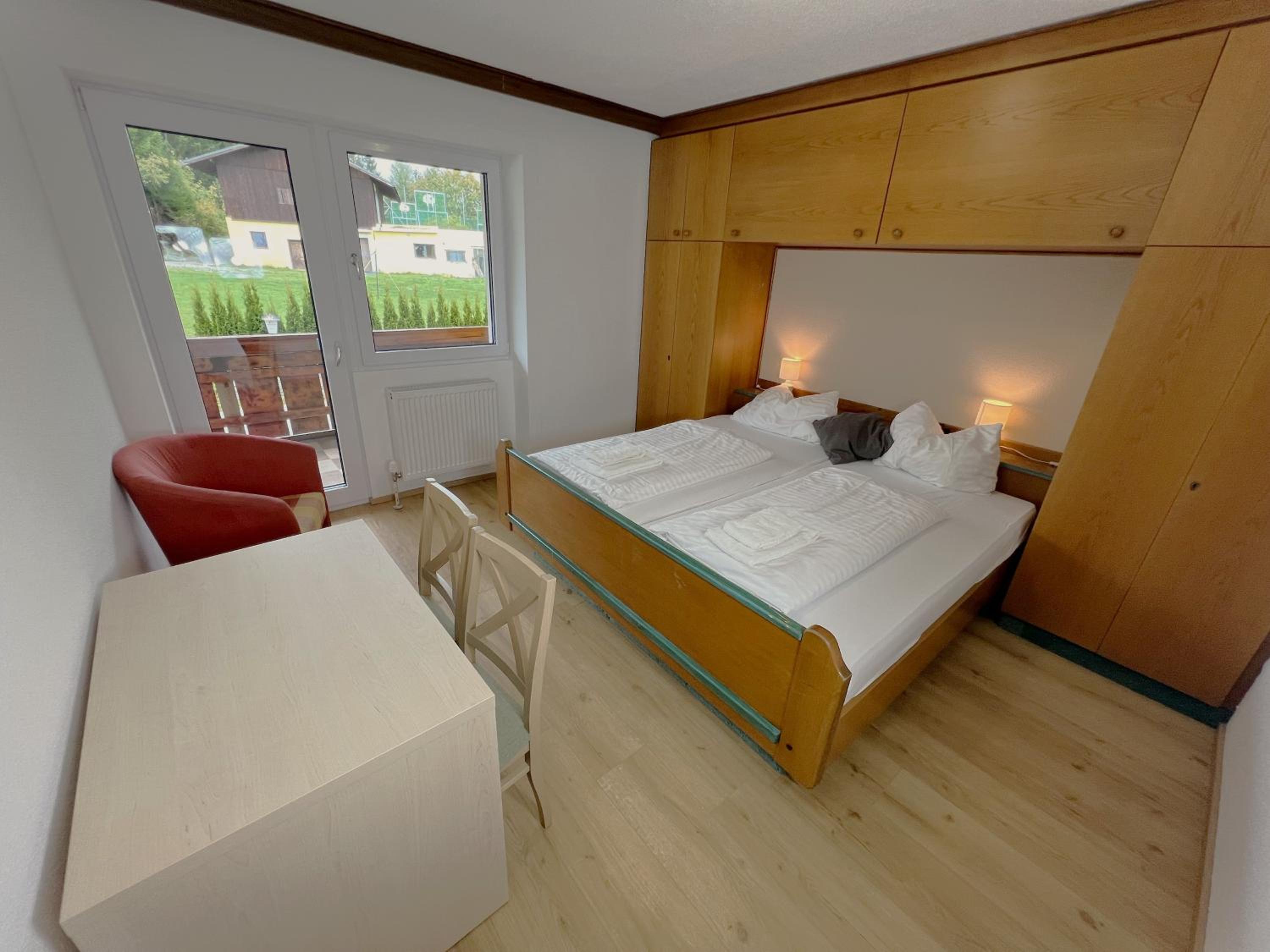 8-Bed Room photo 3