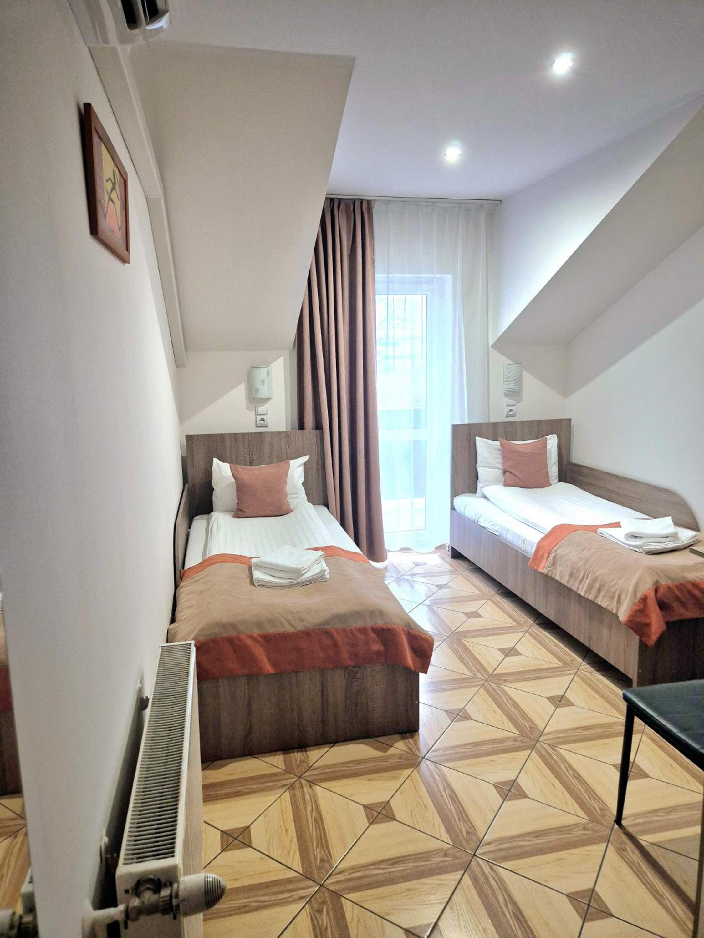 Standard Twin Room - Photo 1