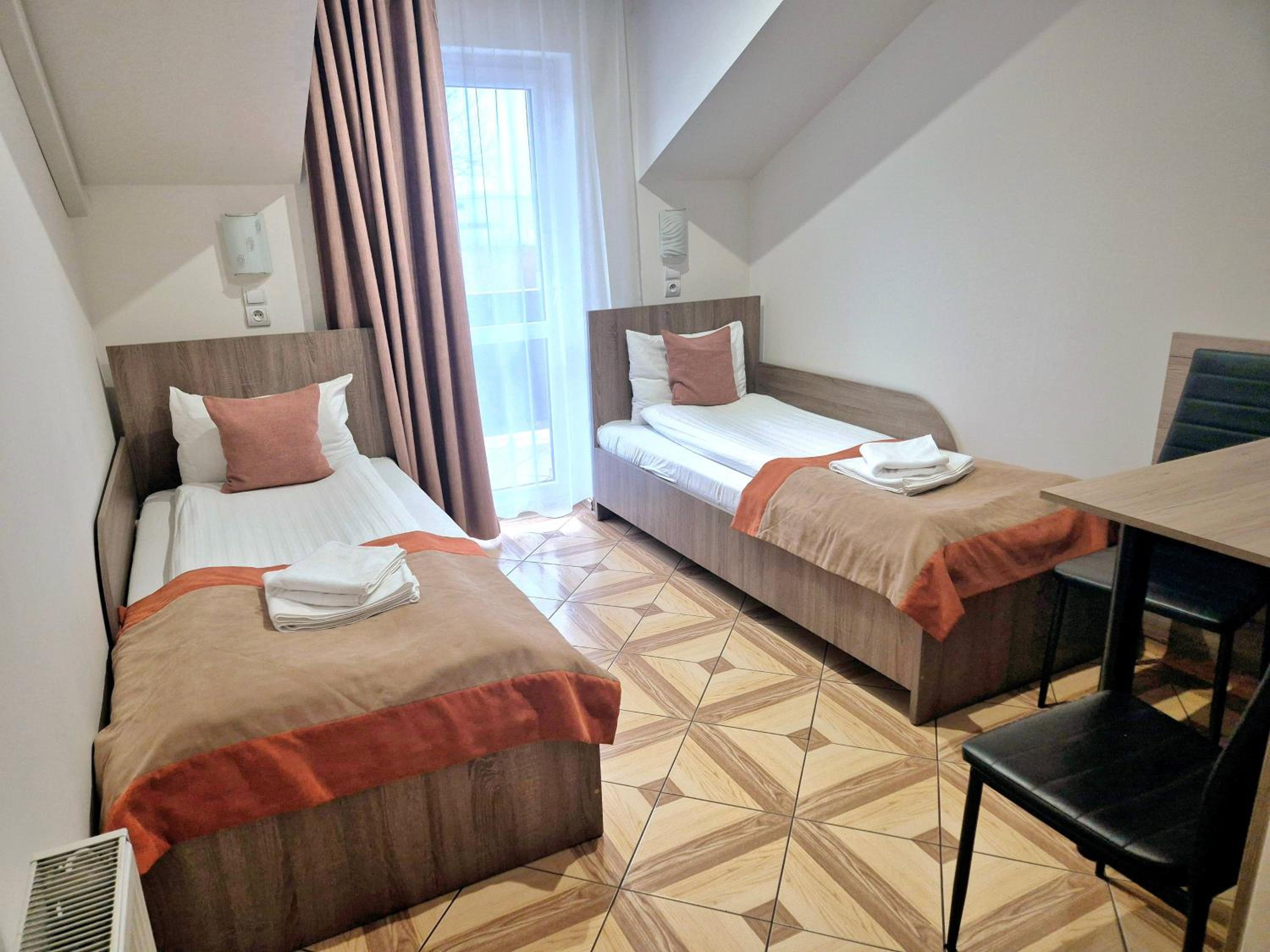 Standard Twin Room - Photo 3