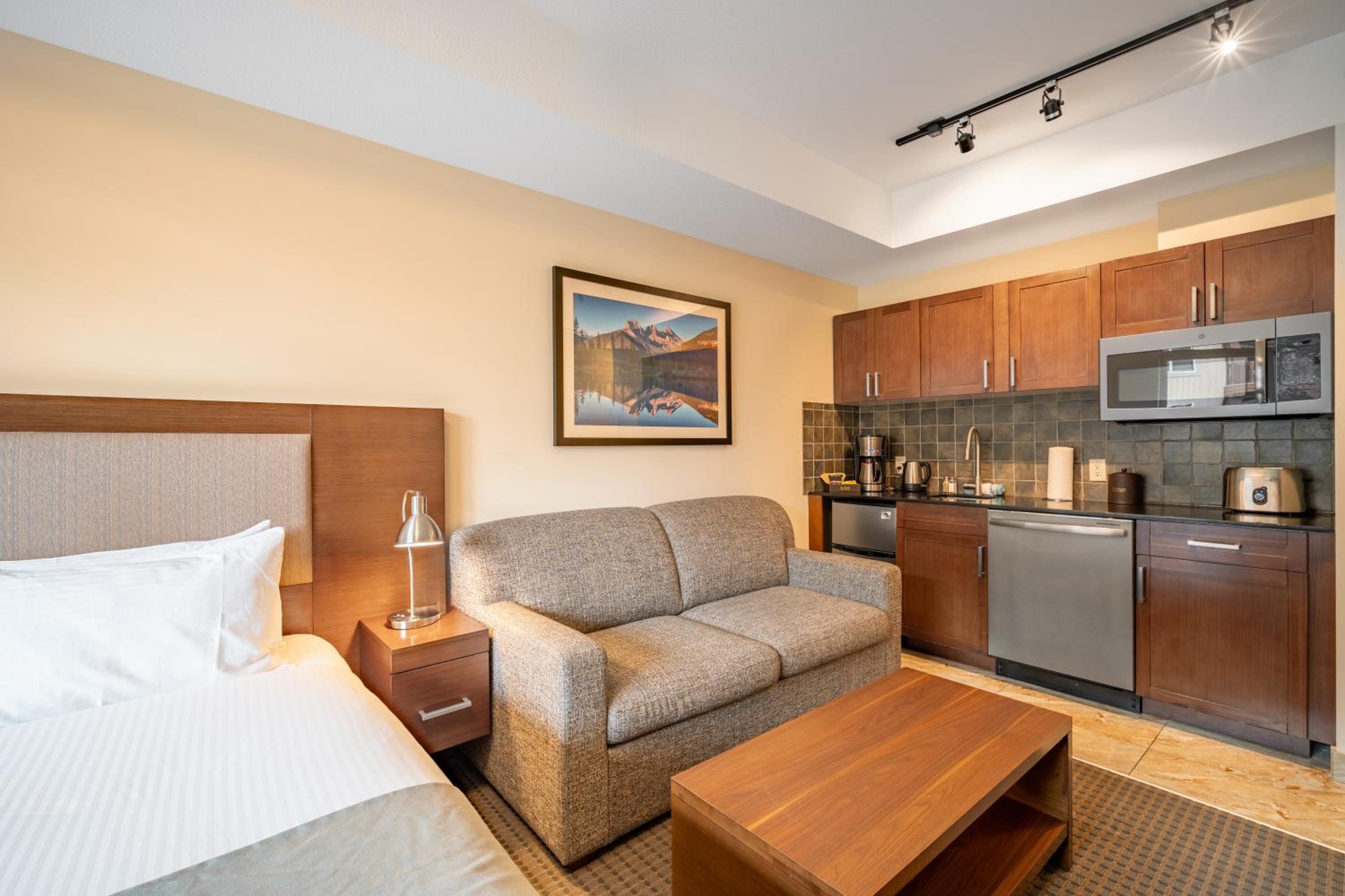 Deluxe Queen Room with Sofa Bed photo 3
