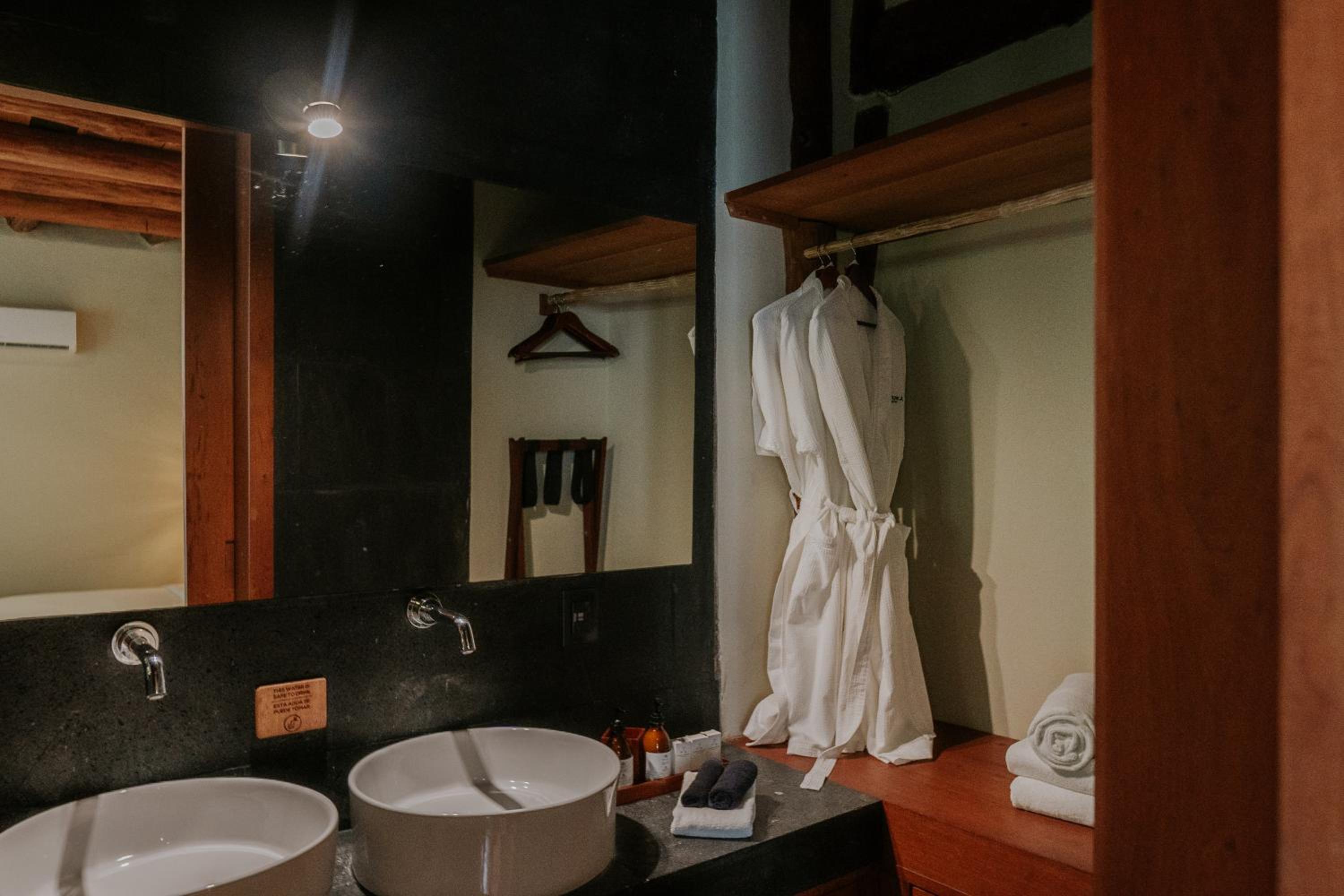 Superior Suite - Photo 8