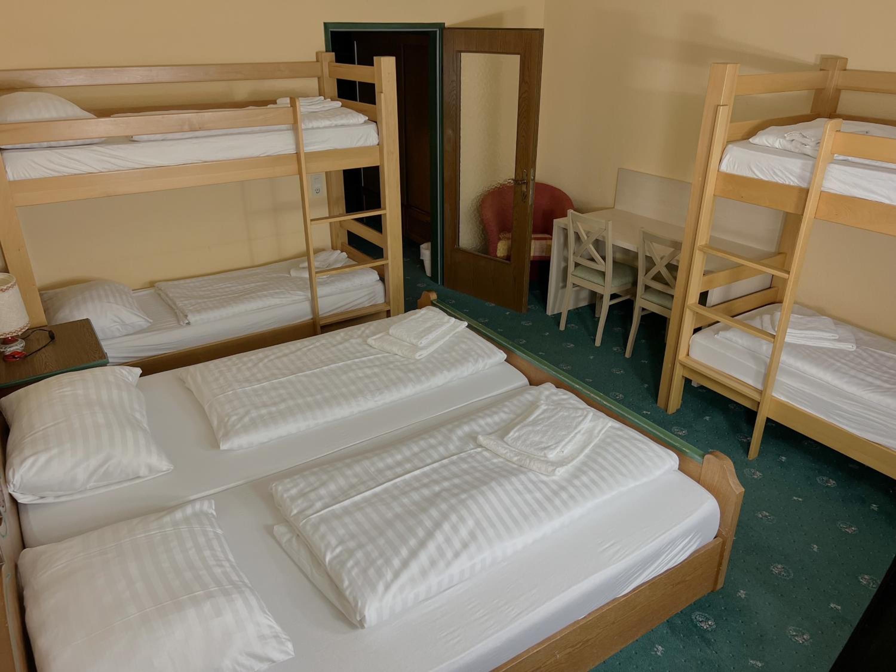 6-Bed Room photo 1