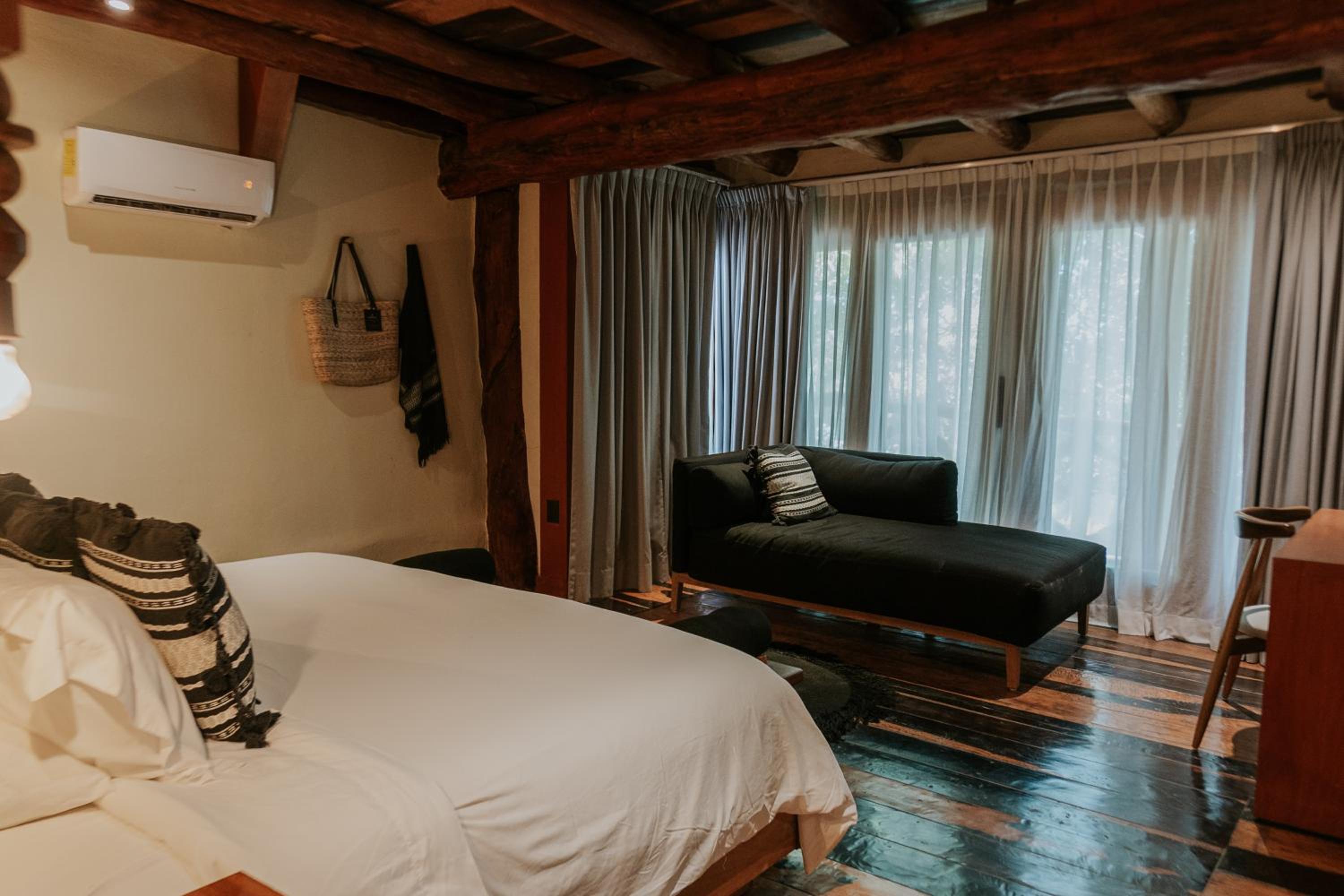 Deluxe Suite - Photo 19
