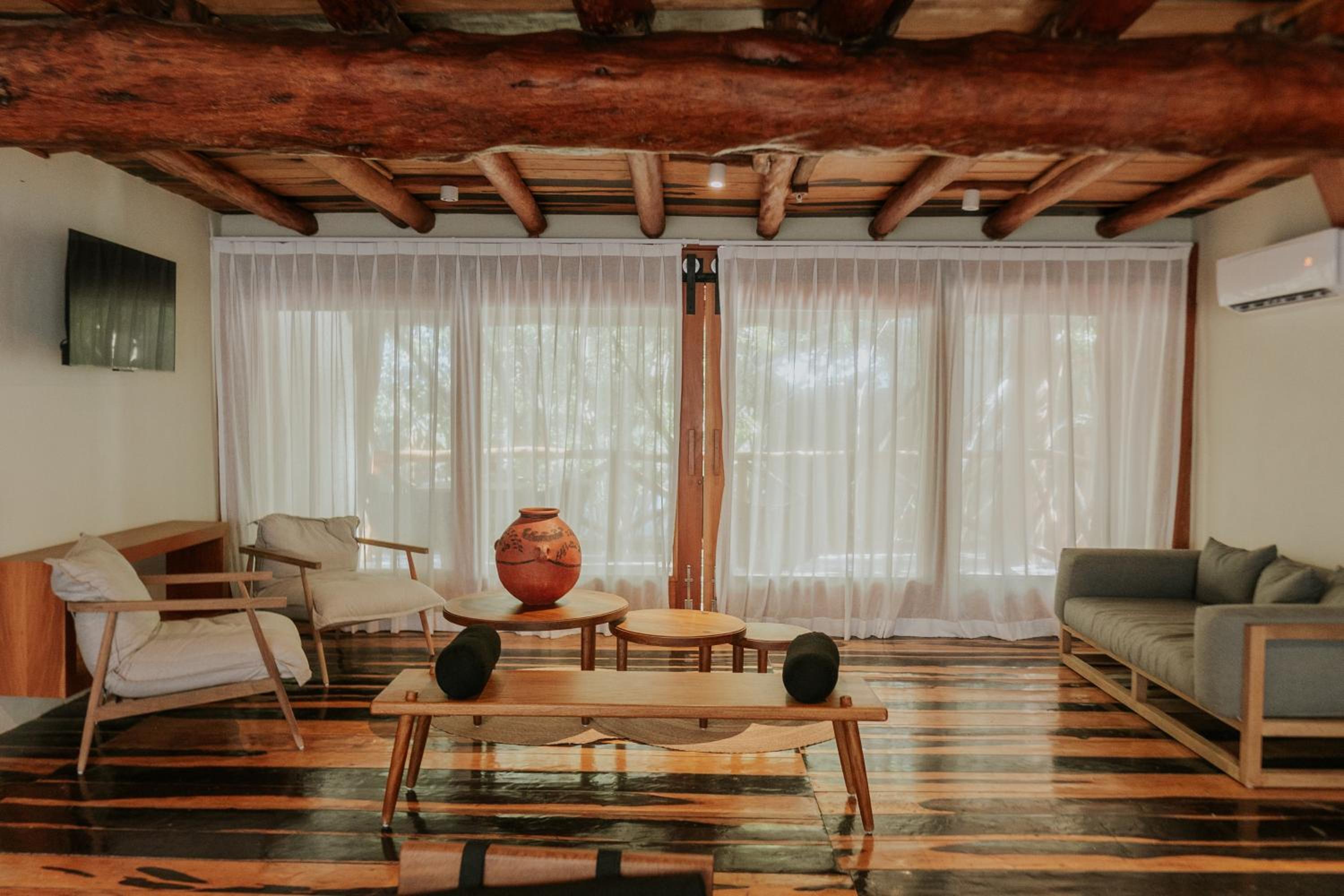Deluxe Suite - Photo 16