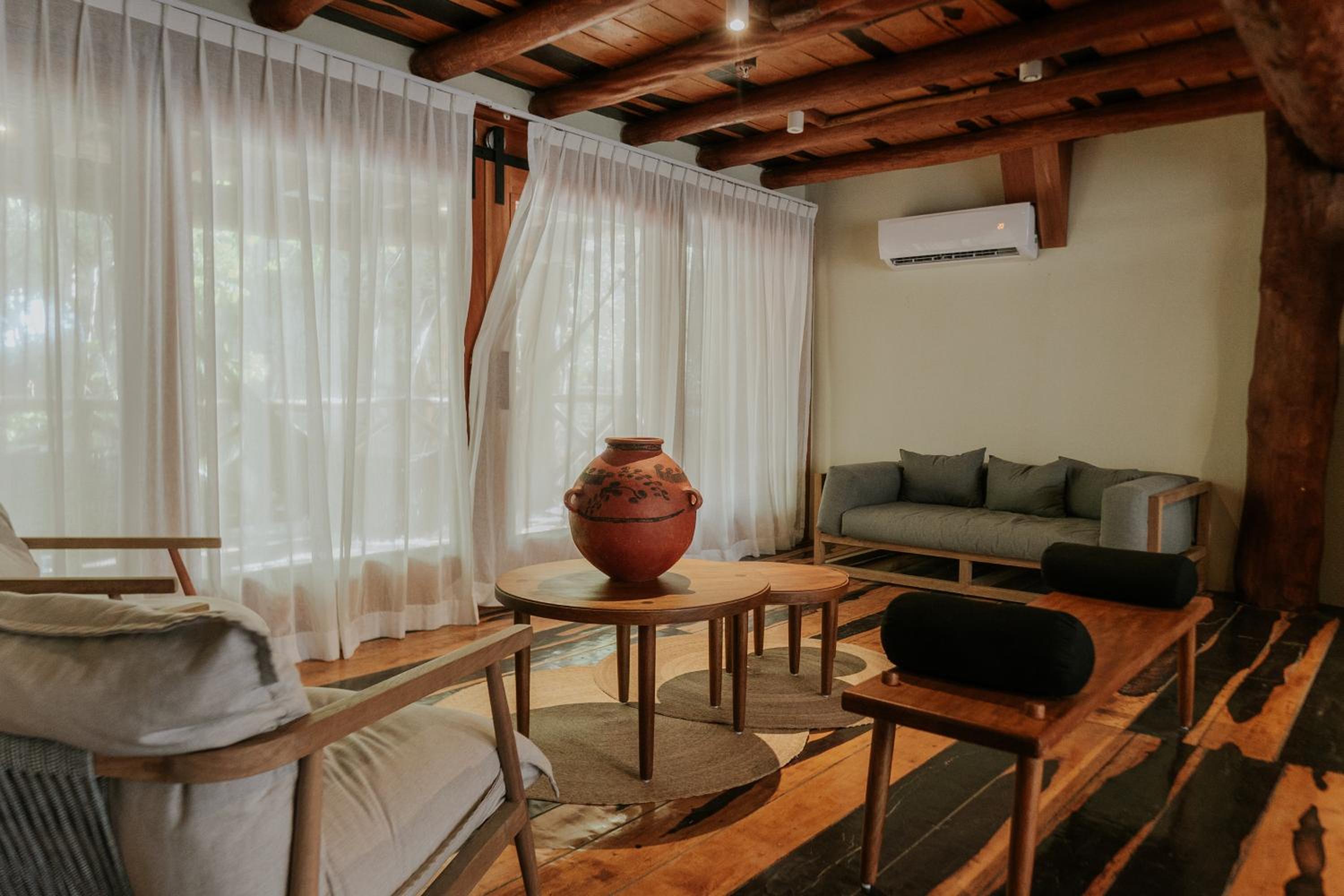 Deluxe Suite - Photo 13