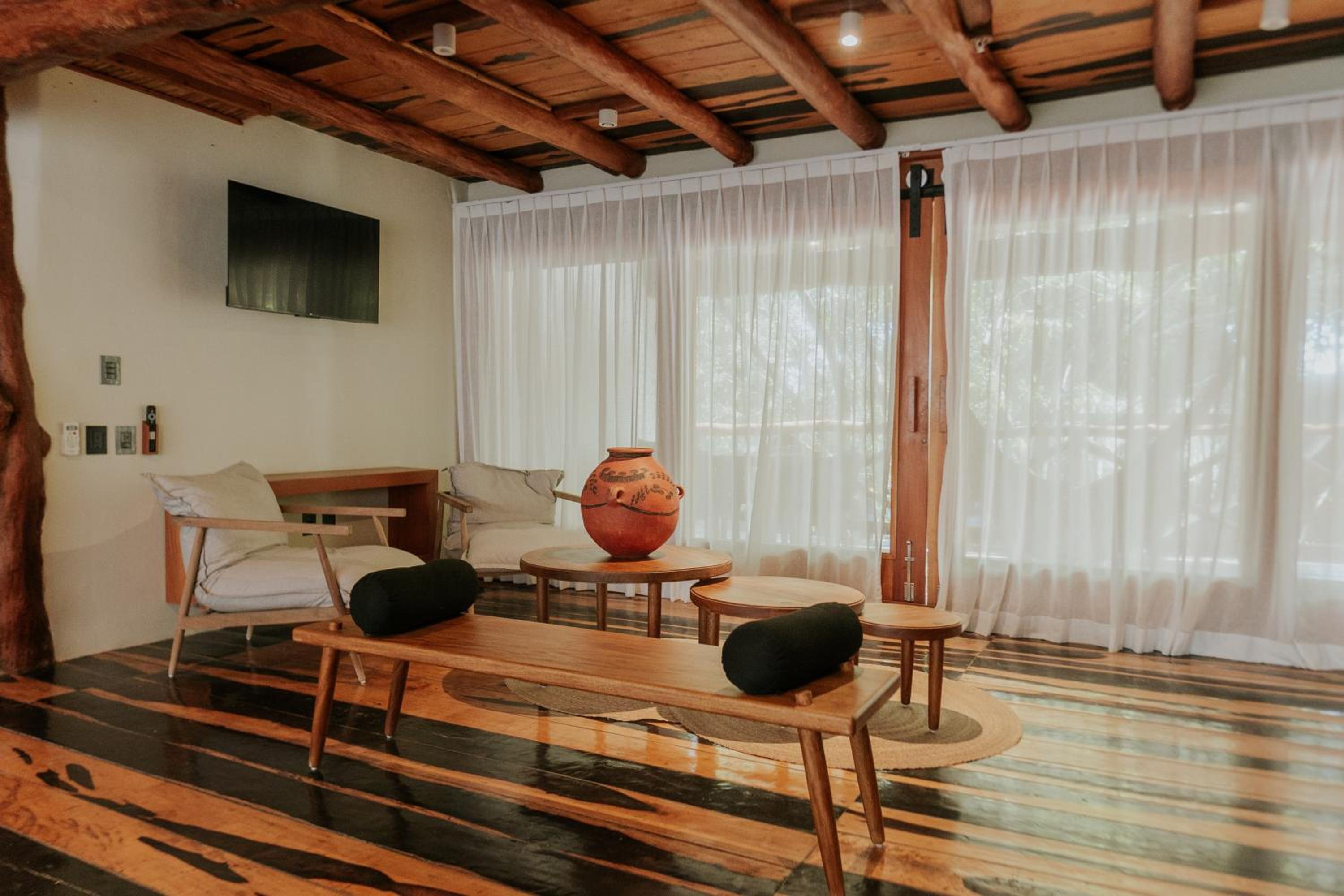 Deluxe Suite - Photo 10