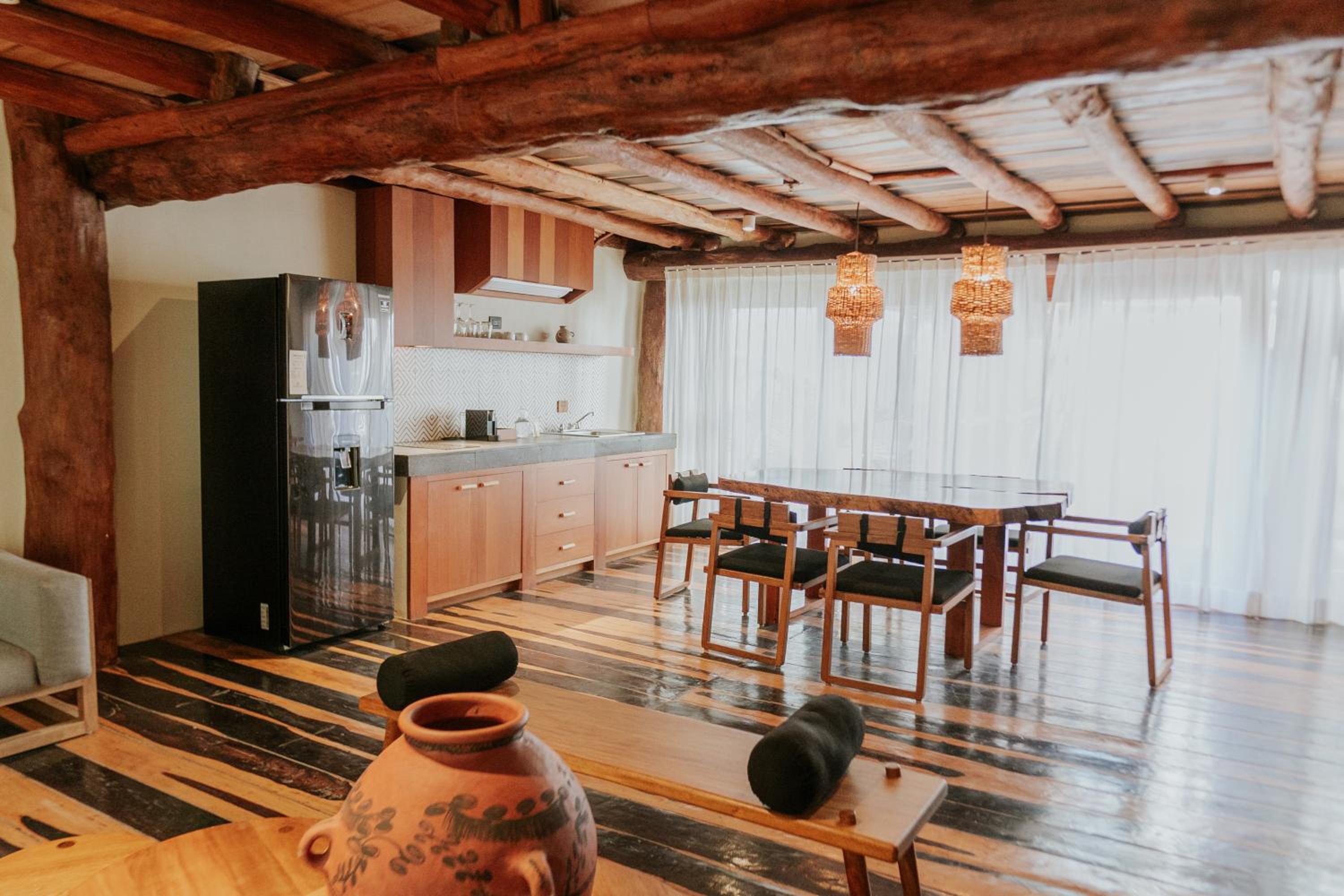 Deluxe Suite - Photo 11
