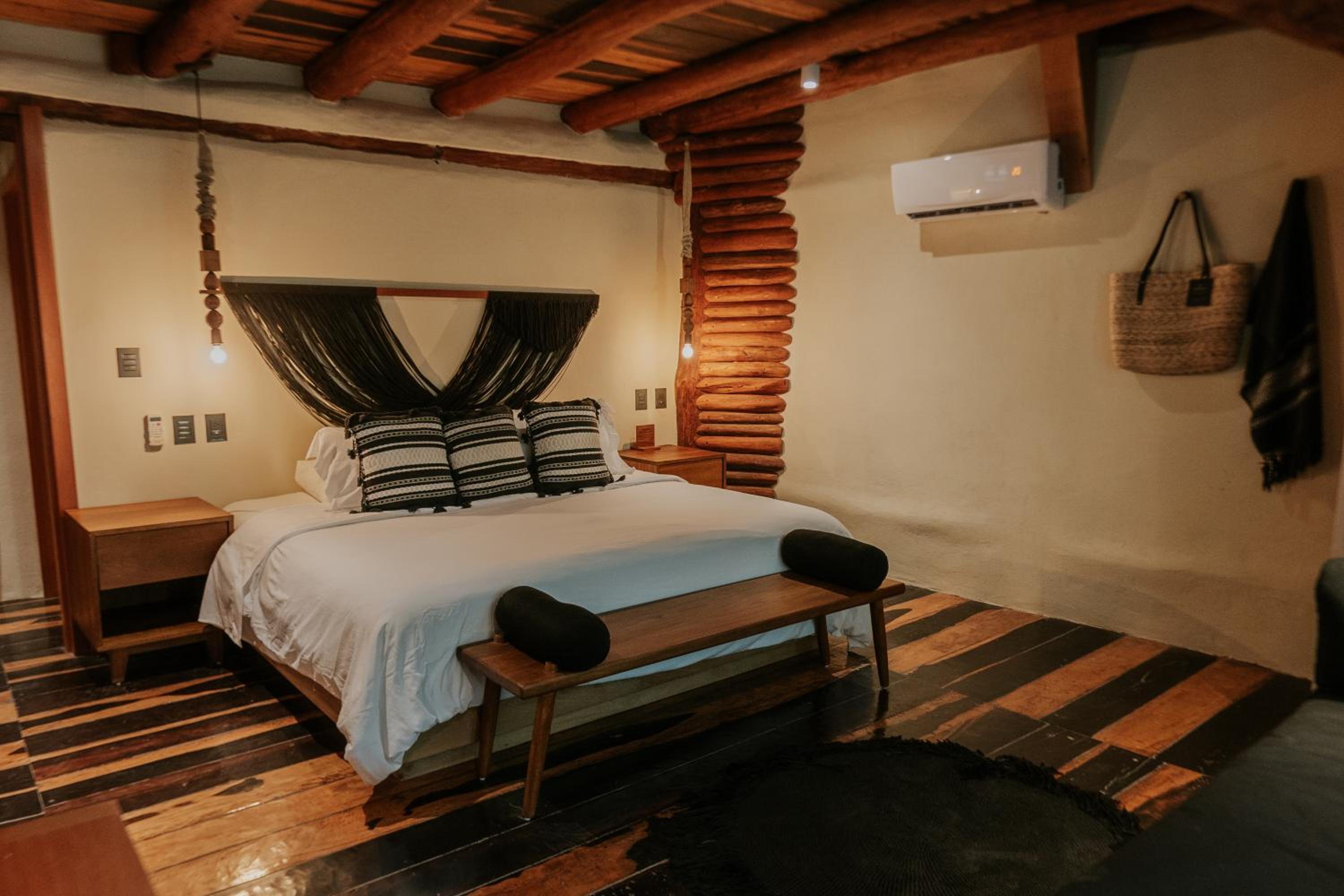Deluxe Suite - Photo 8