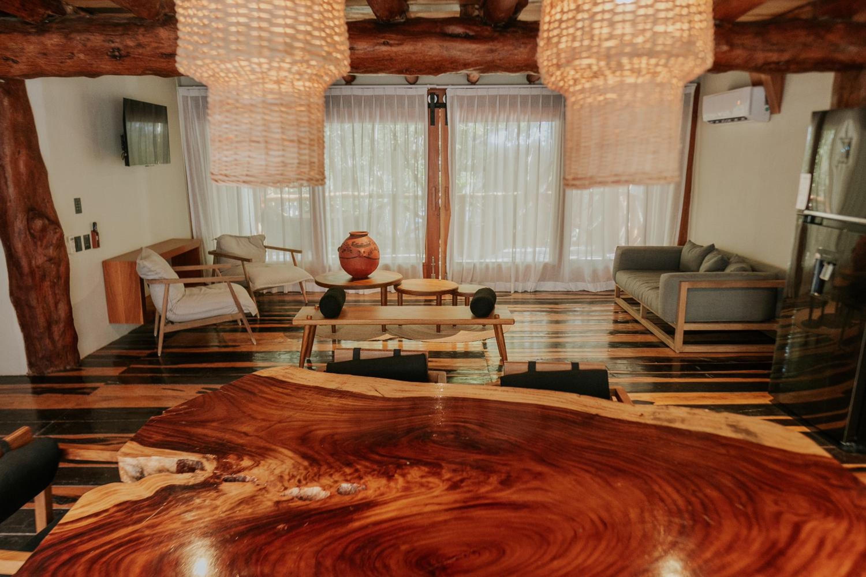 Deluxe Suite - Photo 6