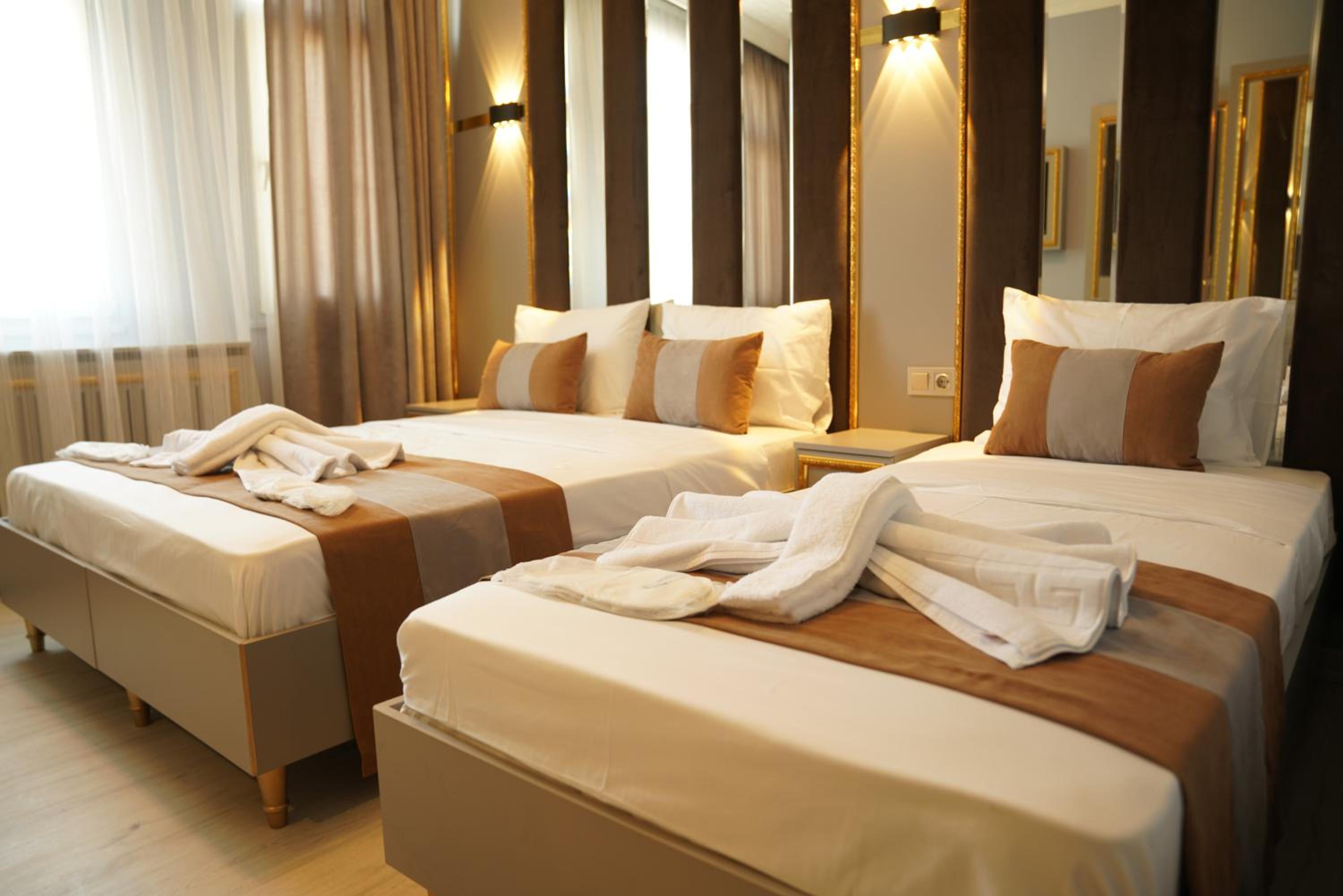 Economy Triple Room photo 3