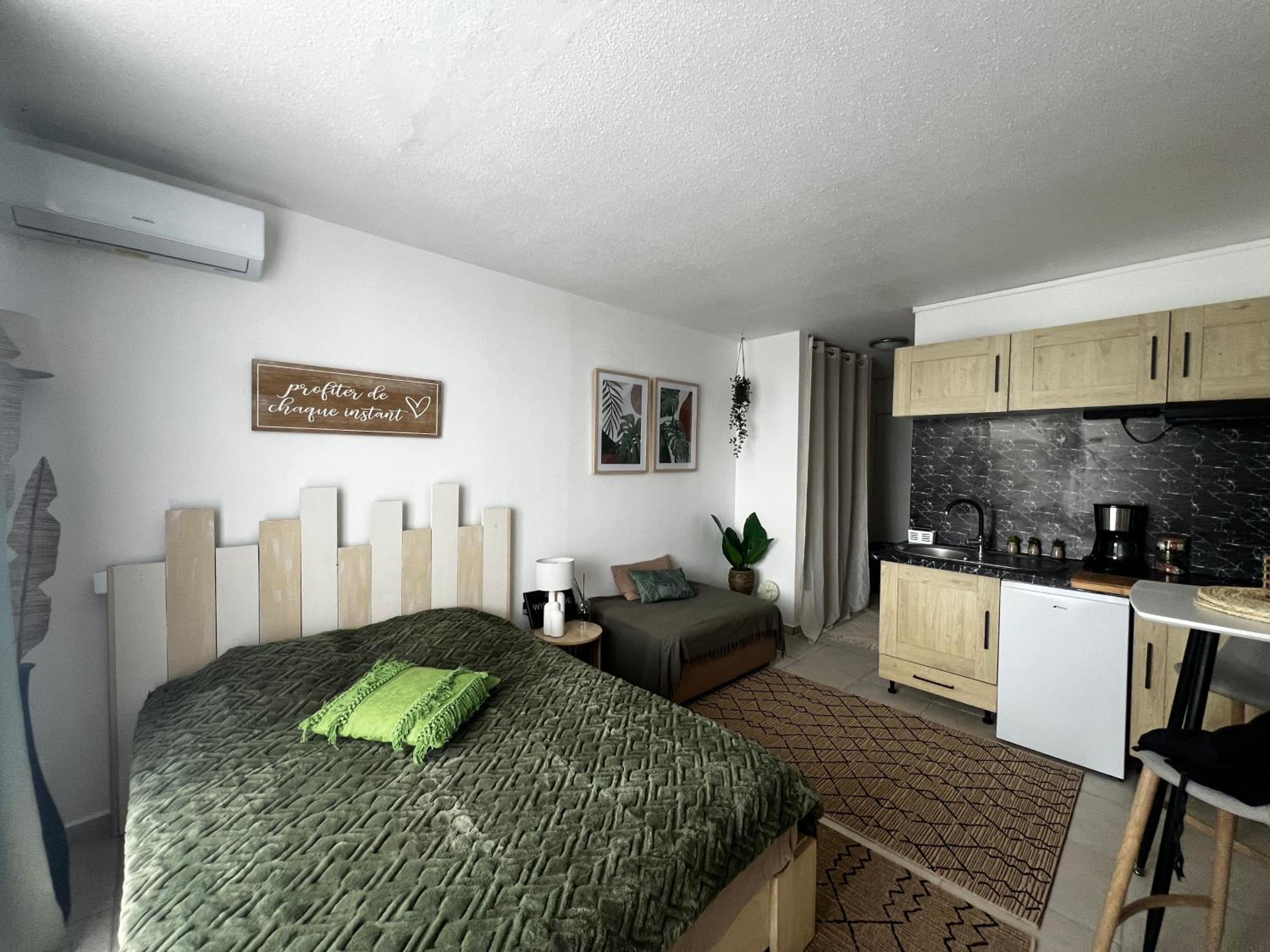 One-Bedroom Apartment photo 1