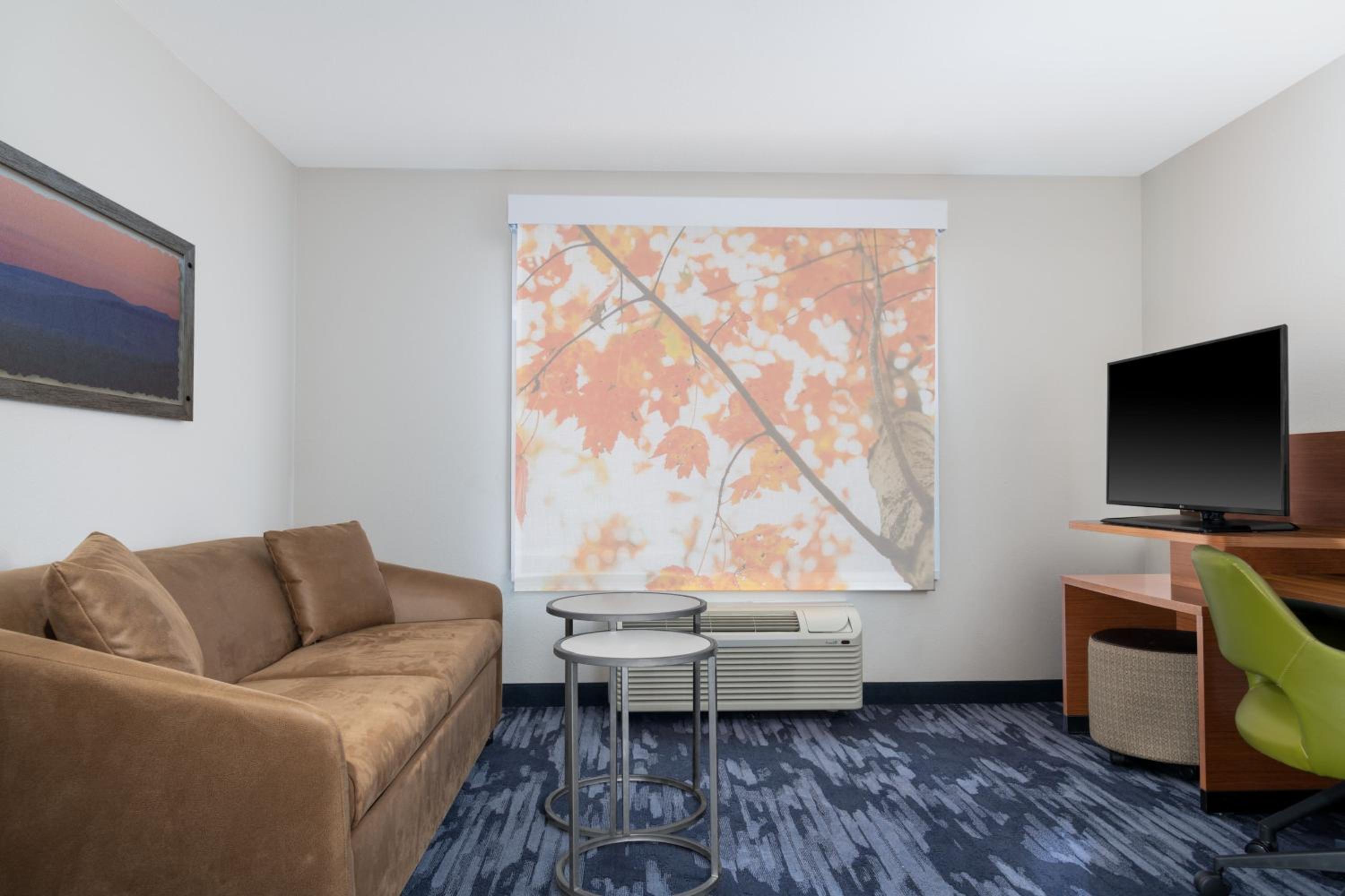 Queen Suite with Sofa Bed and Tub