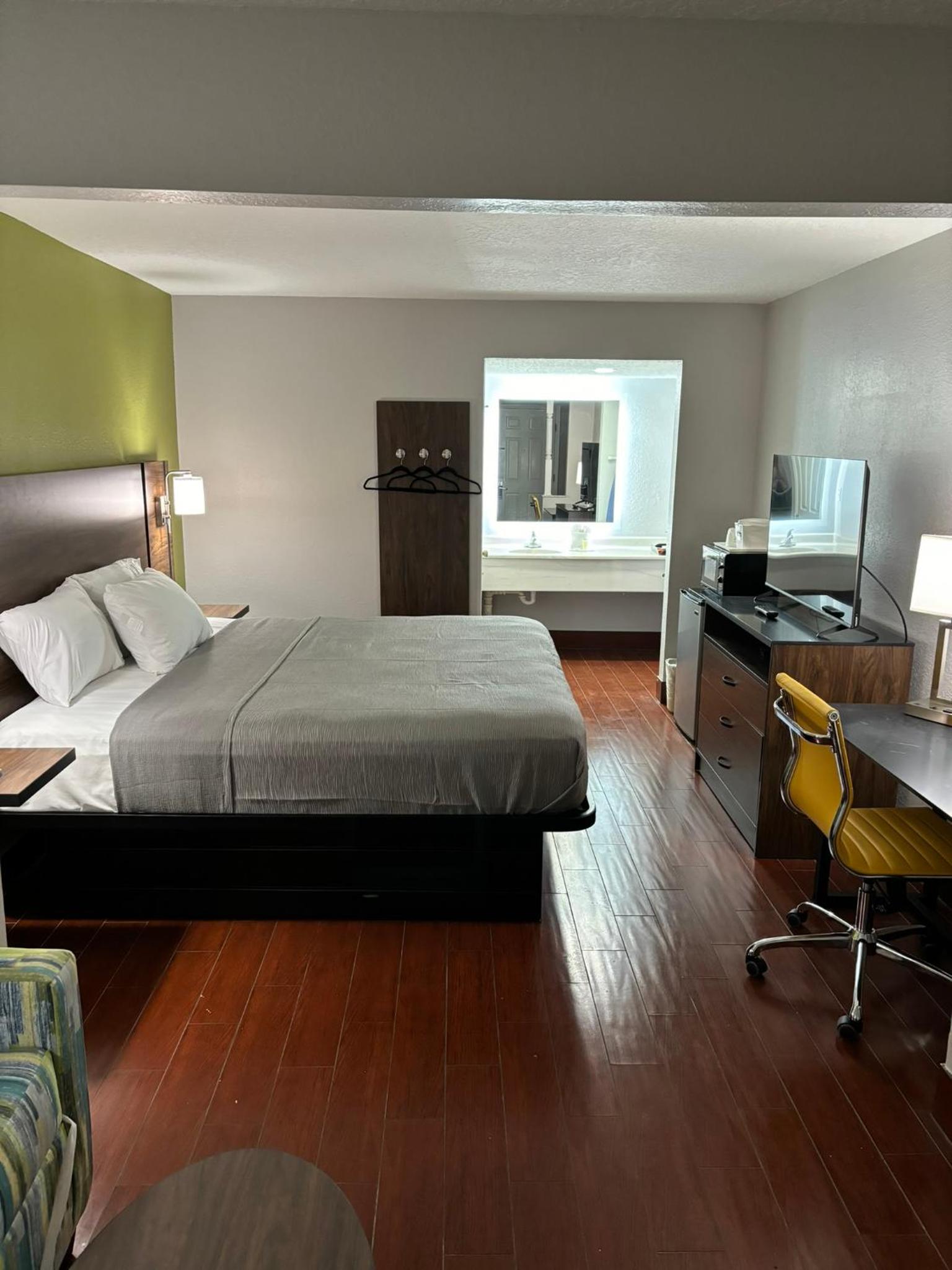 King Suite - Non-Smoking - Photo 1
