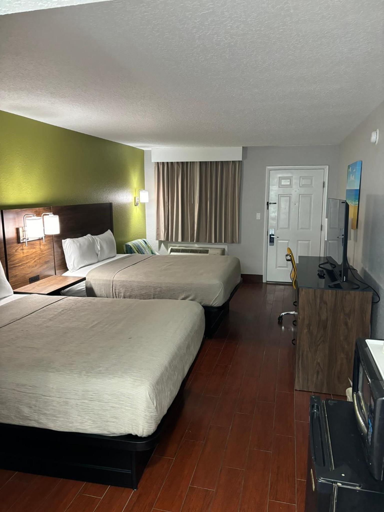 Queen Room with Two Queen Beds - Non-Smoking - Photo 3
