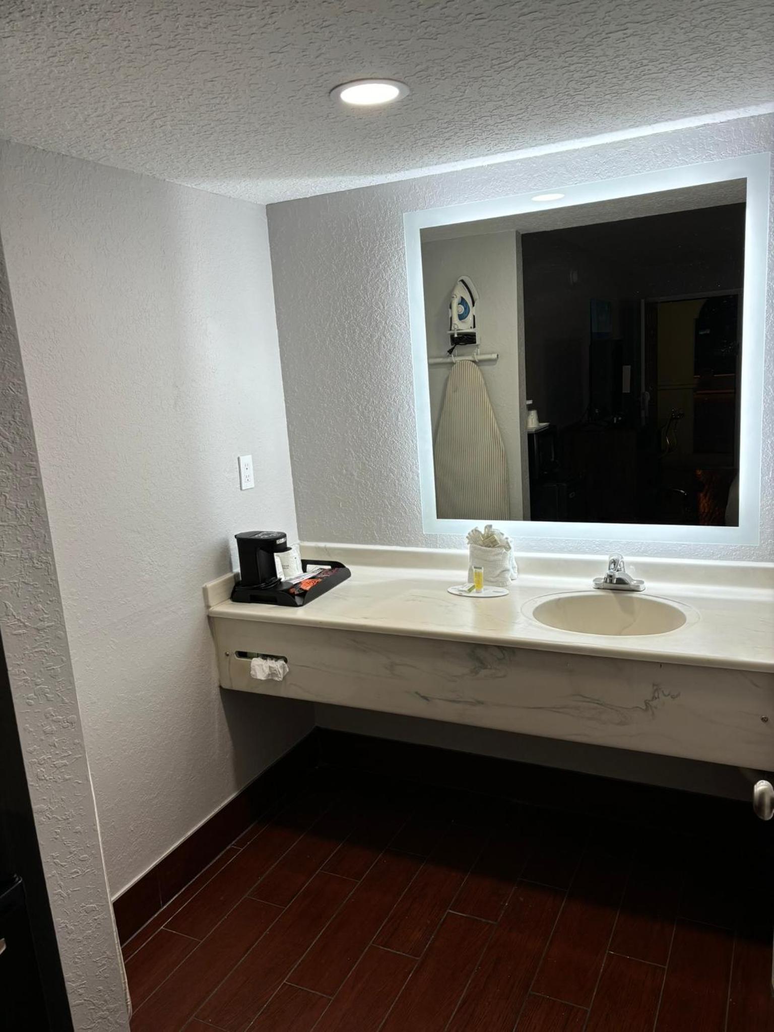 Queen Room with Two Queen Beds - Non-Smoking - Photo 6