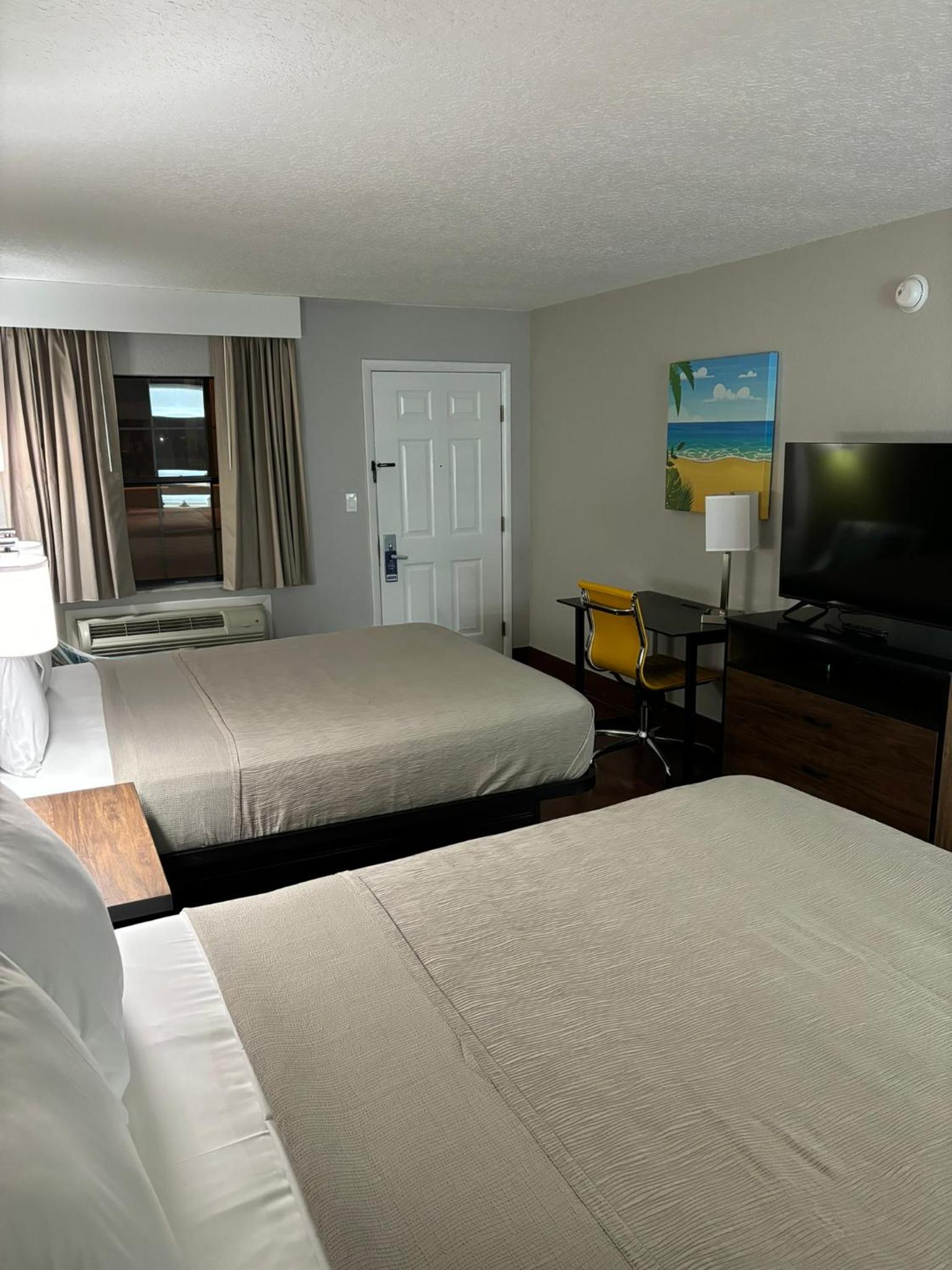 Queen Room with Two Queen Beds - Non-Smoking - Photo 5