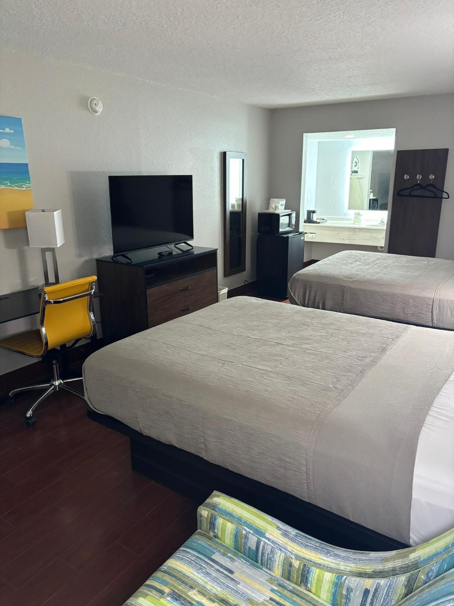 Queen Room with Two Queen Beds - Non-Smoking - Photo 1