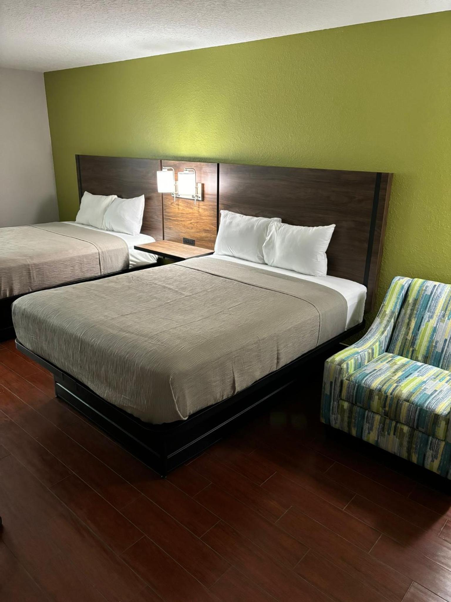 Queen Room with Two Queen Beds - Non-Smoking - Photo 2