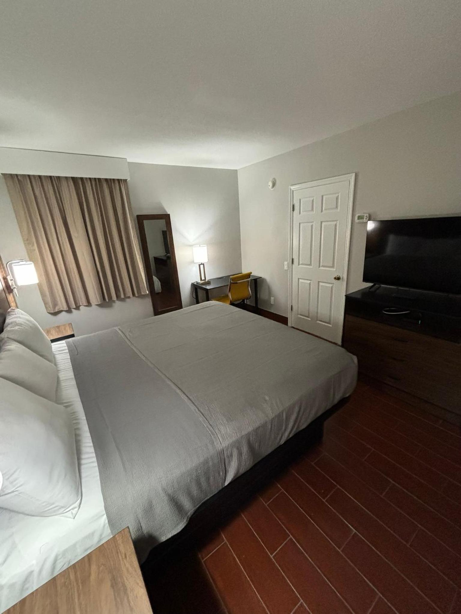 Elegant Cottage Suite with One King Bed and One Queen Bed - Non-Smoking - Photo 4