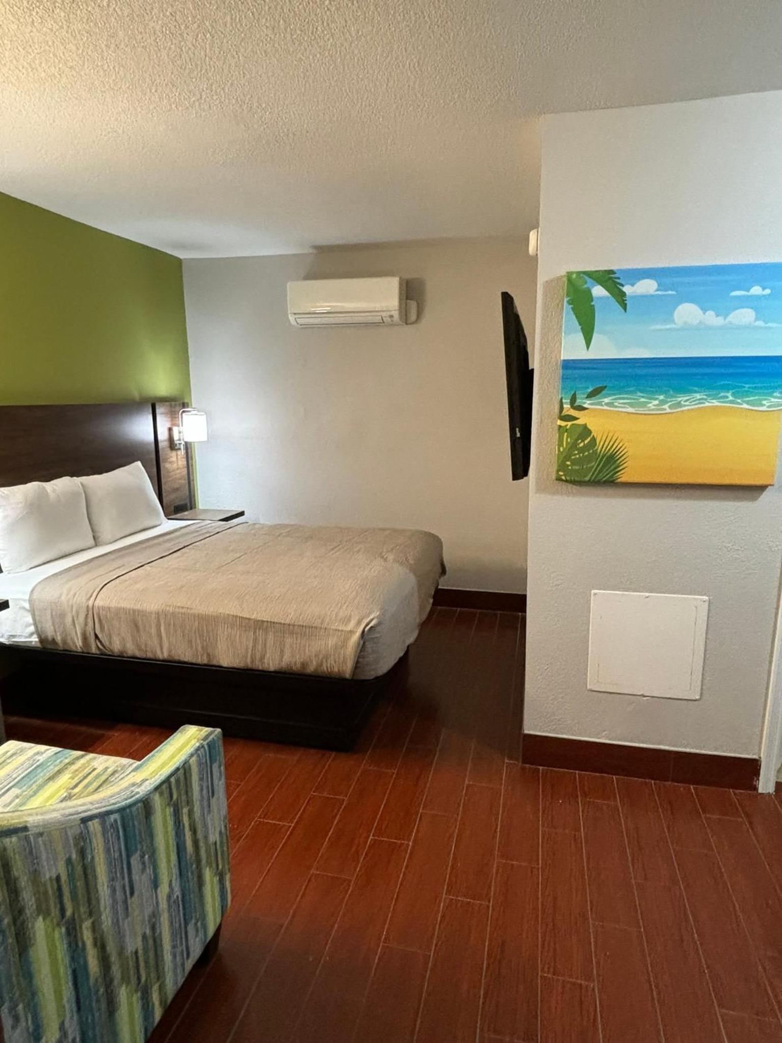 Elegant Cottage Suite with One King Bed and One Queen Bed - Non-Smoking - Photo 1