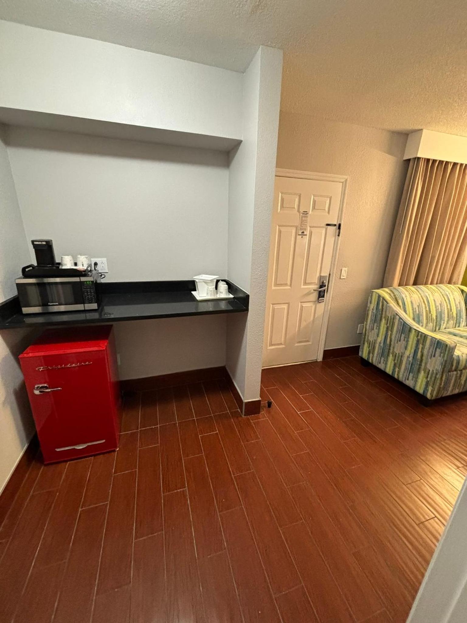 Elegant Cottage Suite with One King Bed and One Queen Bed - Non-Smoking - Photo 5