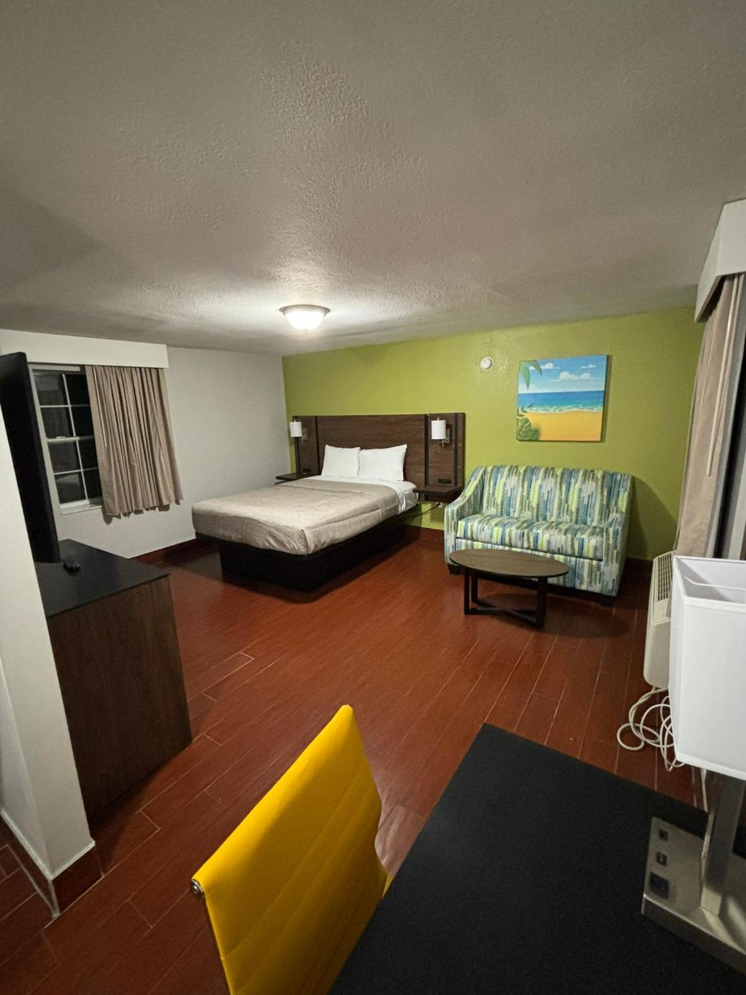 Cottage Suite with One Queen Bed - Non-Smoking - Photo 9