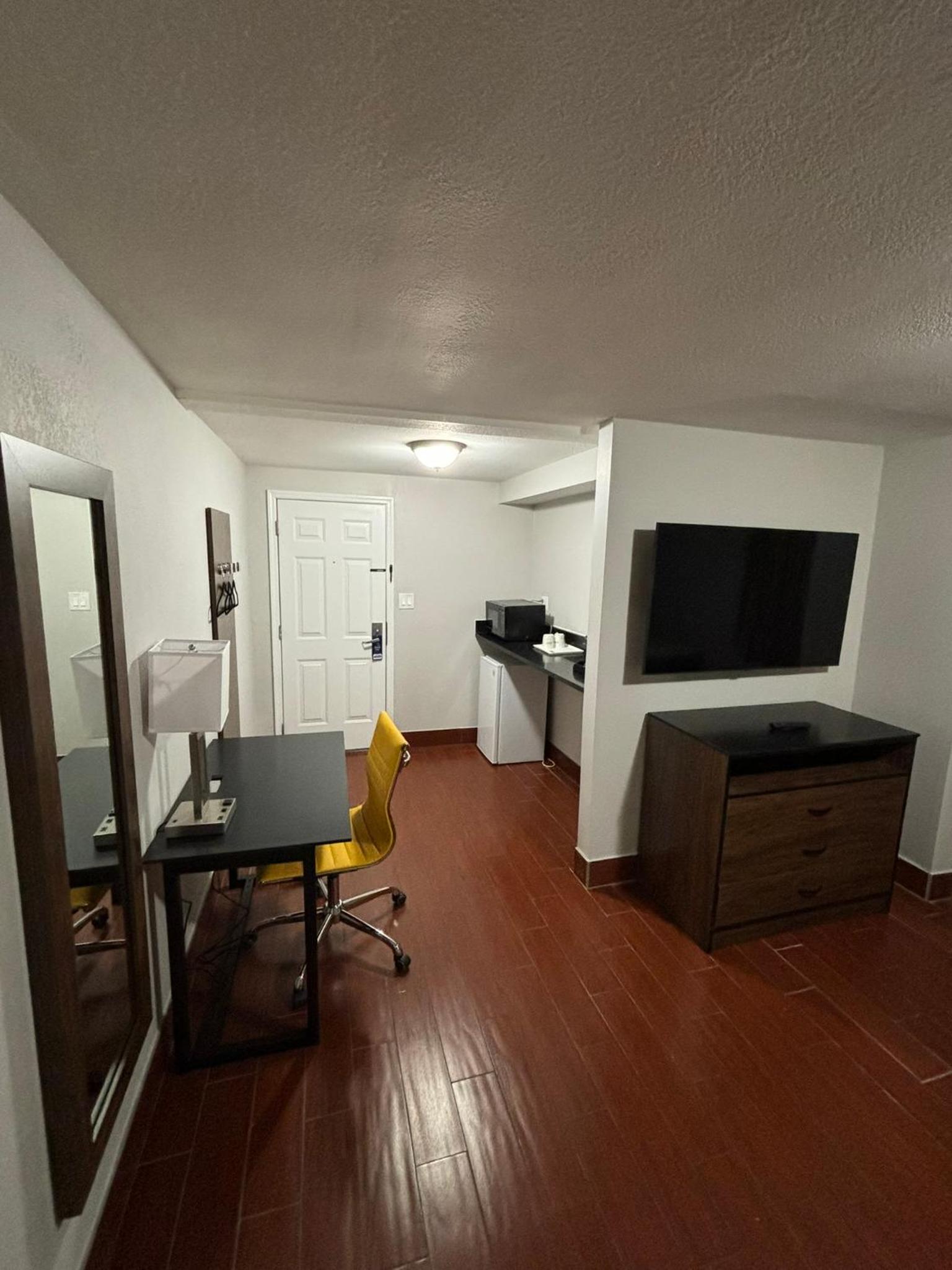 Cottage Suite with One Queen Bed - Non-Smoking - Photo 10