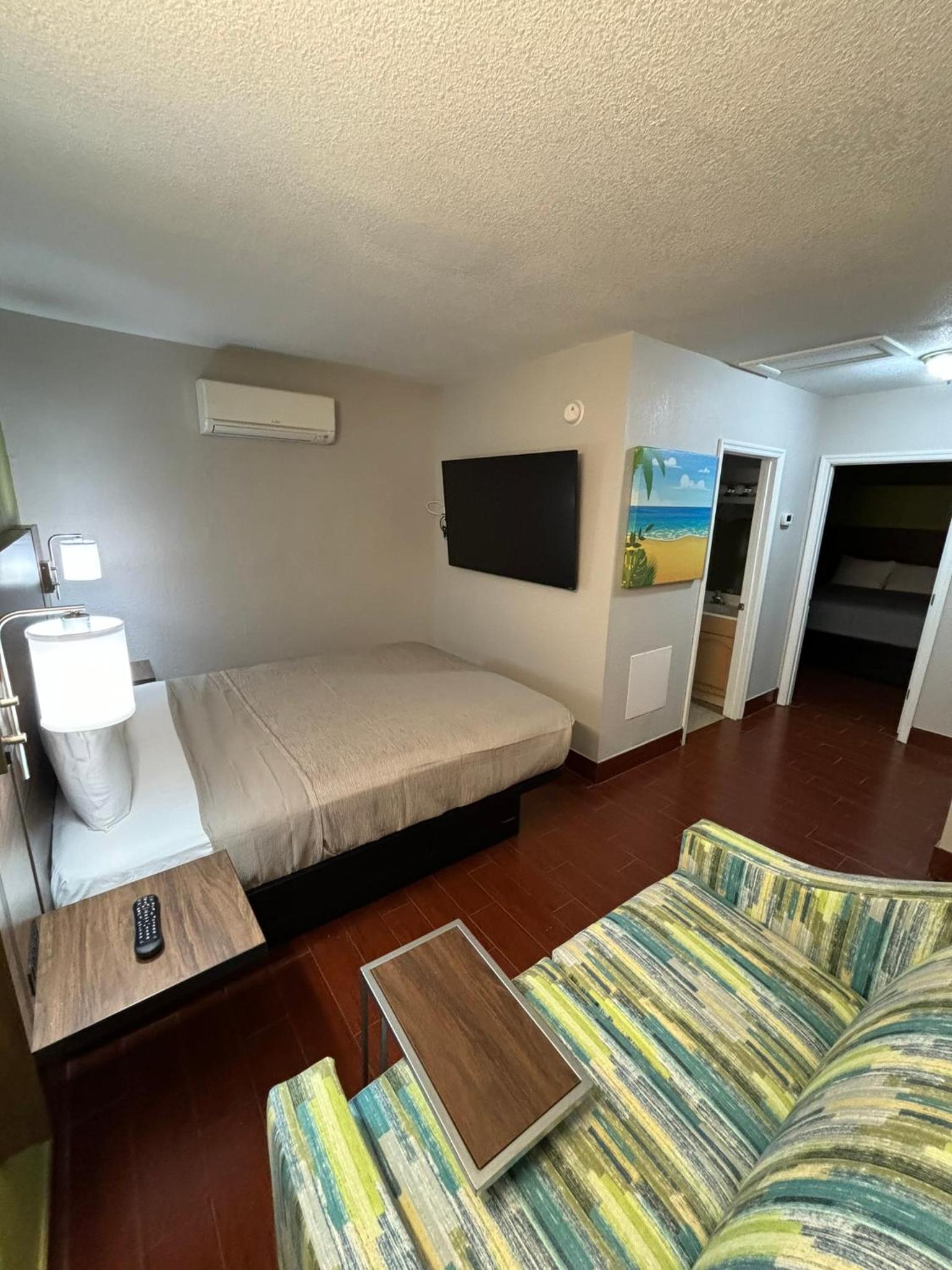 Elegant Cottage Suite with One King Bed and One Queen Bed - Non-Smoking - Photo 3